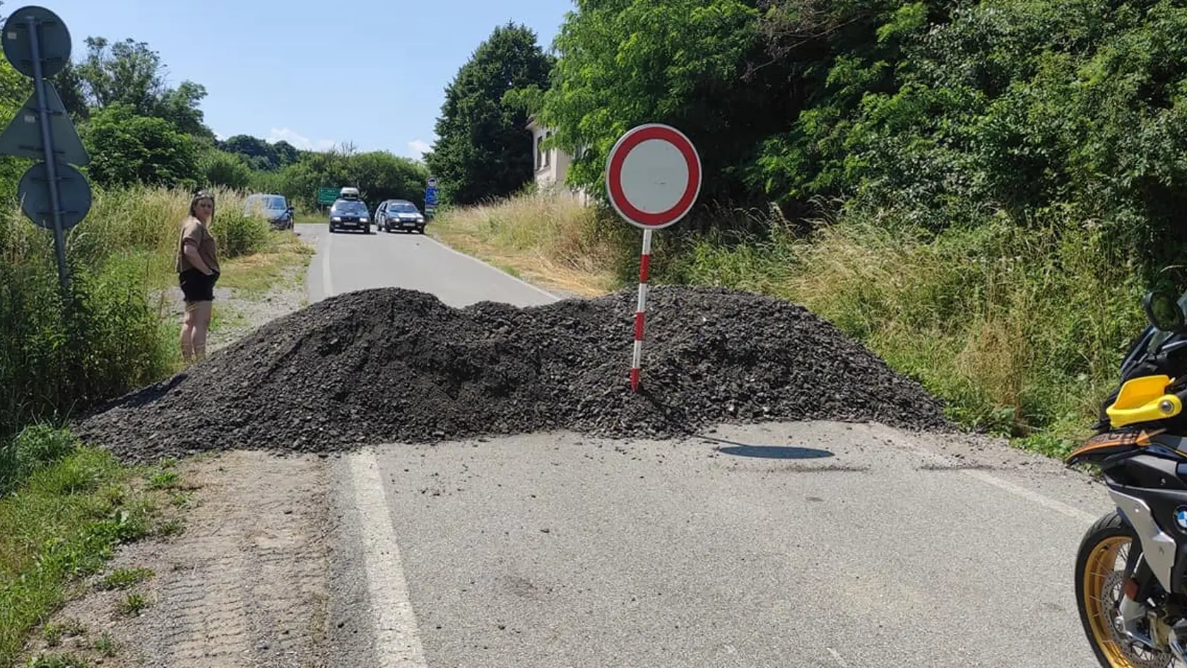 Hranicu Buzica - Szemere jednoducho zasypali štrkom.