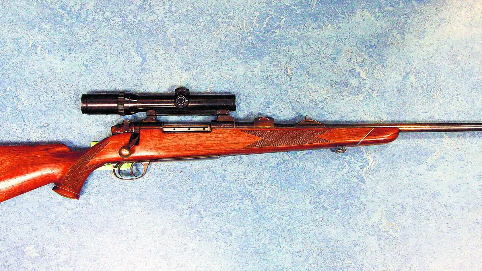 Bratislava - Sklabinská ul. - Kriminalistický a expertízny ústav Policajného zboru Slovenskej republiky - oddelenie balistiky - zbrane - guľovnica Sauer-Weatherby, kalibru 8x68S - zbraň, ktorou bol zavraždený Steinhübel Peter 4.8.1999  