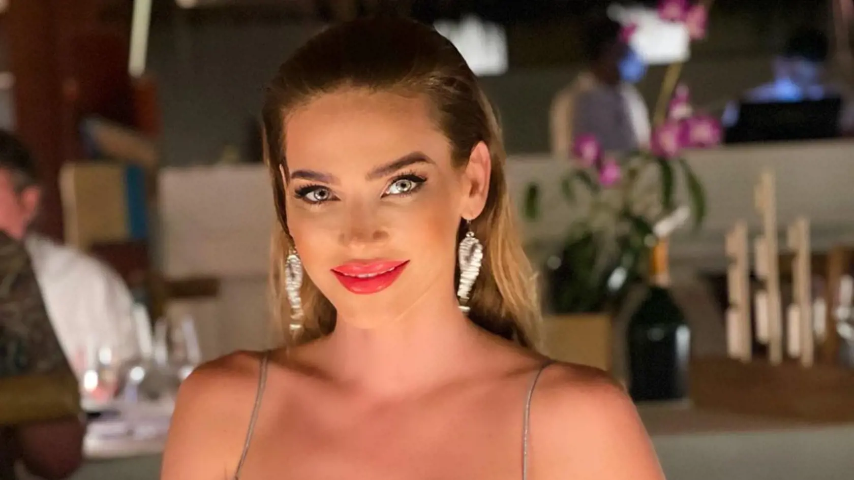 Andrea Verešová zažiarila na večeri v jednoduchom, no oslnivom outfite. Strieborné šaty posiate drobnými flitrami doplnila nádhernými štrasovými náušnicami v tvare anjelských krídel.
