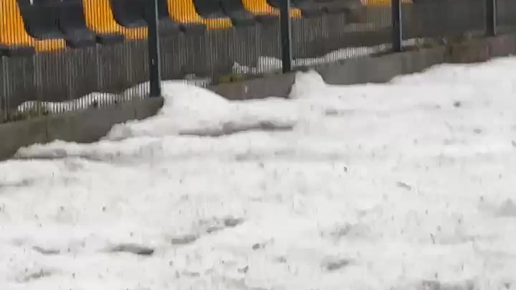 Hornou Oravou sa od neskorého poobedia prehnala prívalová vlna. Spôsobili to návalové dažde. Zábery sú drsné. A je tam podľa svedkov 30 centimetrov krúp.