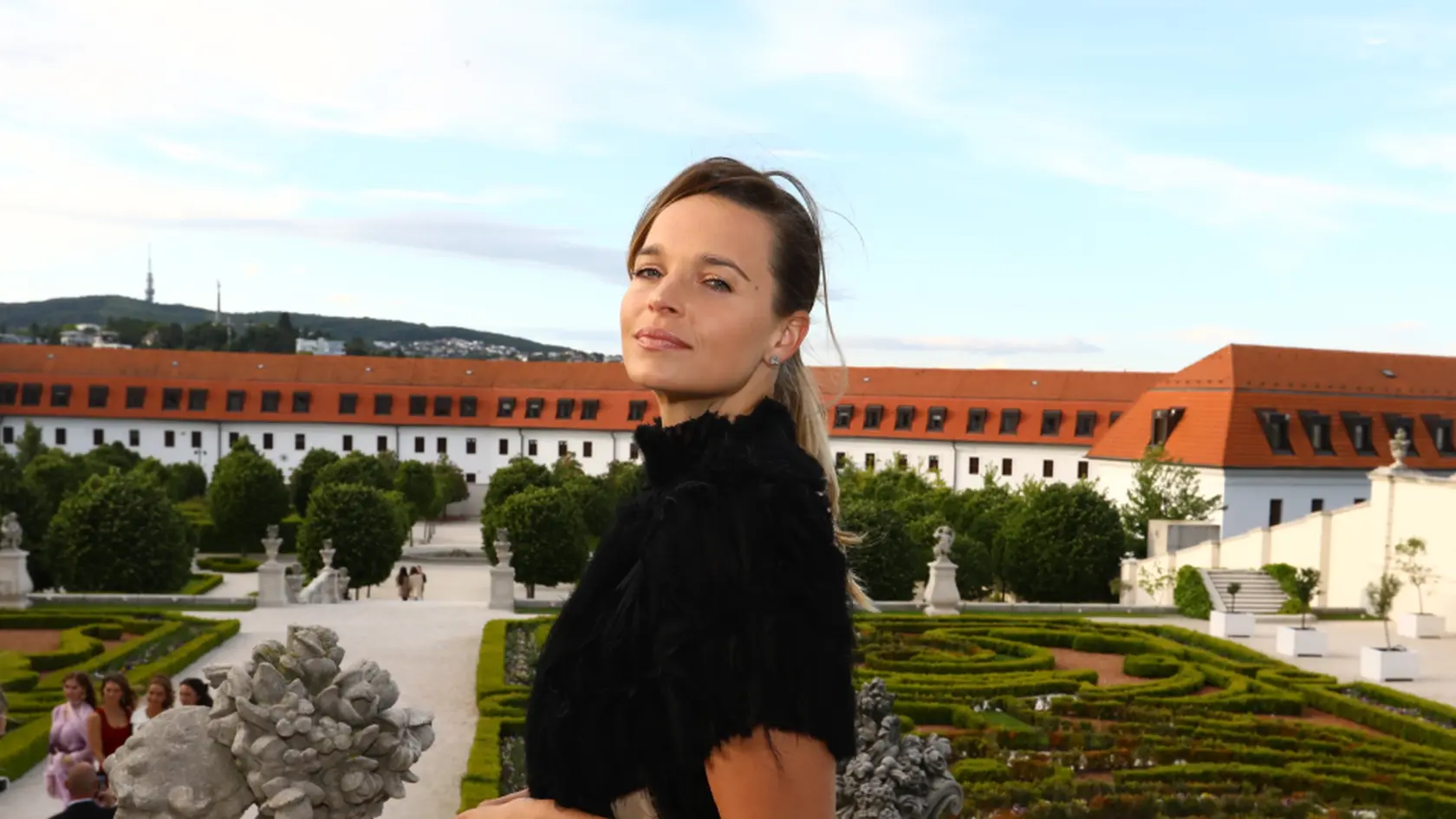 Romana Tabaková jazdila na kolobežke so synom.