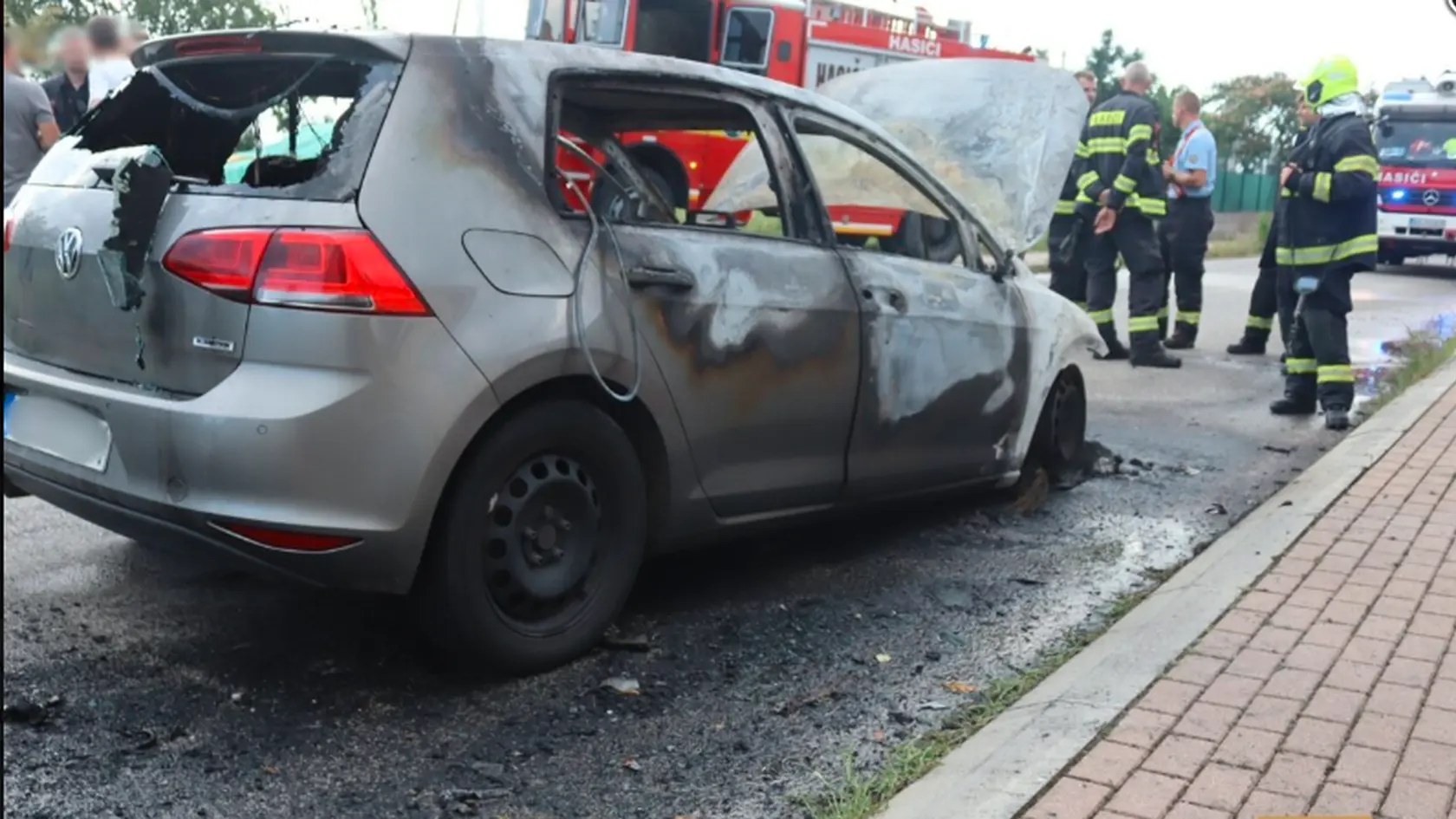 Bratislavskí hasiči zasahovali v mestskej časti Rusovce pri požiari auta