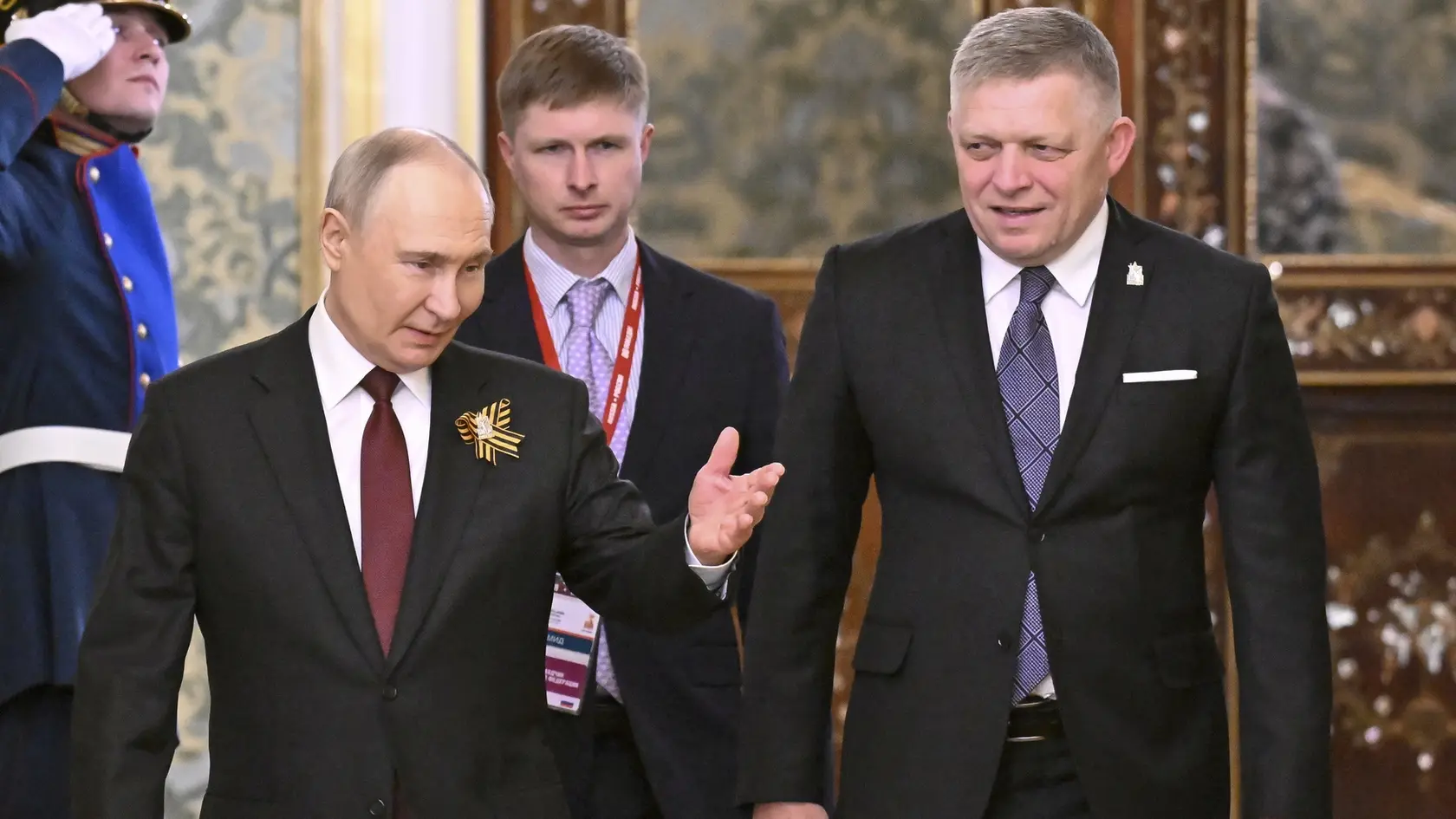Ruský prezident Vladimir Putin (vľavo) a premiér SR Robert Fico (Smer-SD) vstupujú do haly počas ich stretnutia v Kremli pred vojenskou prehliadkou pri príležitosti osláv Dňa víťazstva nad fašizmom v Moskve 9. mája 2025.
