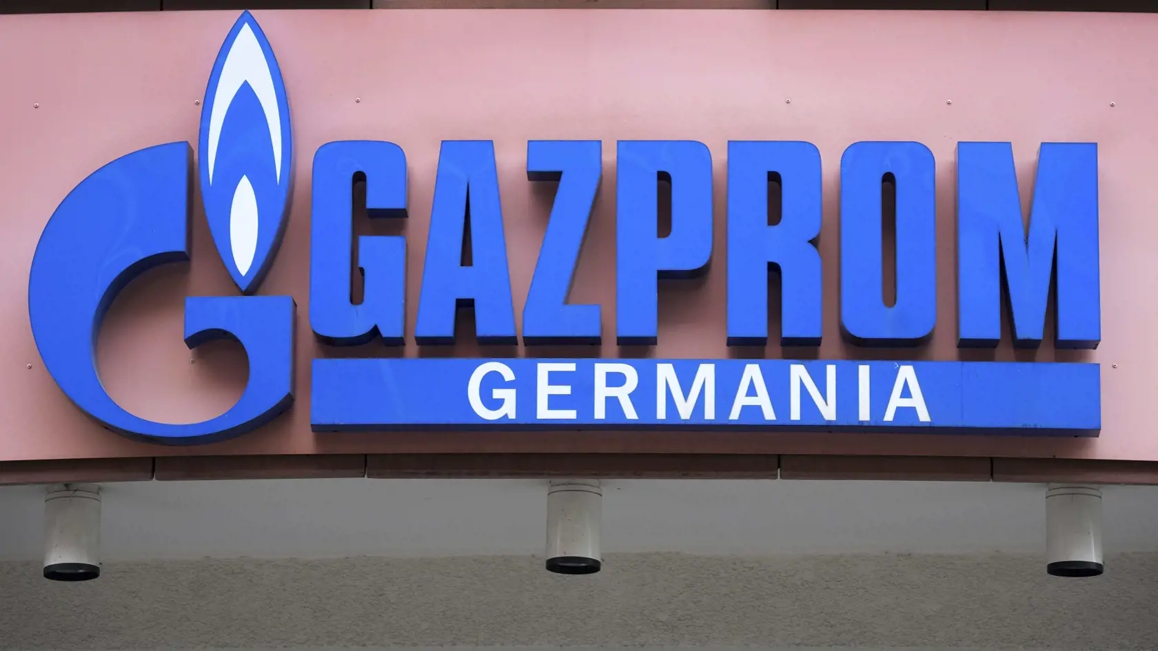 Na snímke logo Gazprom Germania visí na nemeckom sídle spoločnosti Gazprom v Berlíne v stredu 6. apríla 2022. Ruský plynárenský koncern Gazprom naďalej vo výrazných objemoch dodáva plyn do Európskej únie cez ukrajinské plynovodné siete, napriek pokračujúcemu vojnovému konfliktu na Ukrajine. Poukázali na to vo štvrtok (7. apríla) zverejnené údaje od Gazpromu, ktorý dodal, že dodávky sú v súlade s požiadavkami európskych odberateľov. FOTO TASR/AP