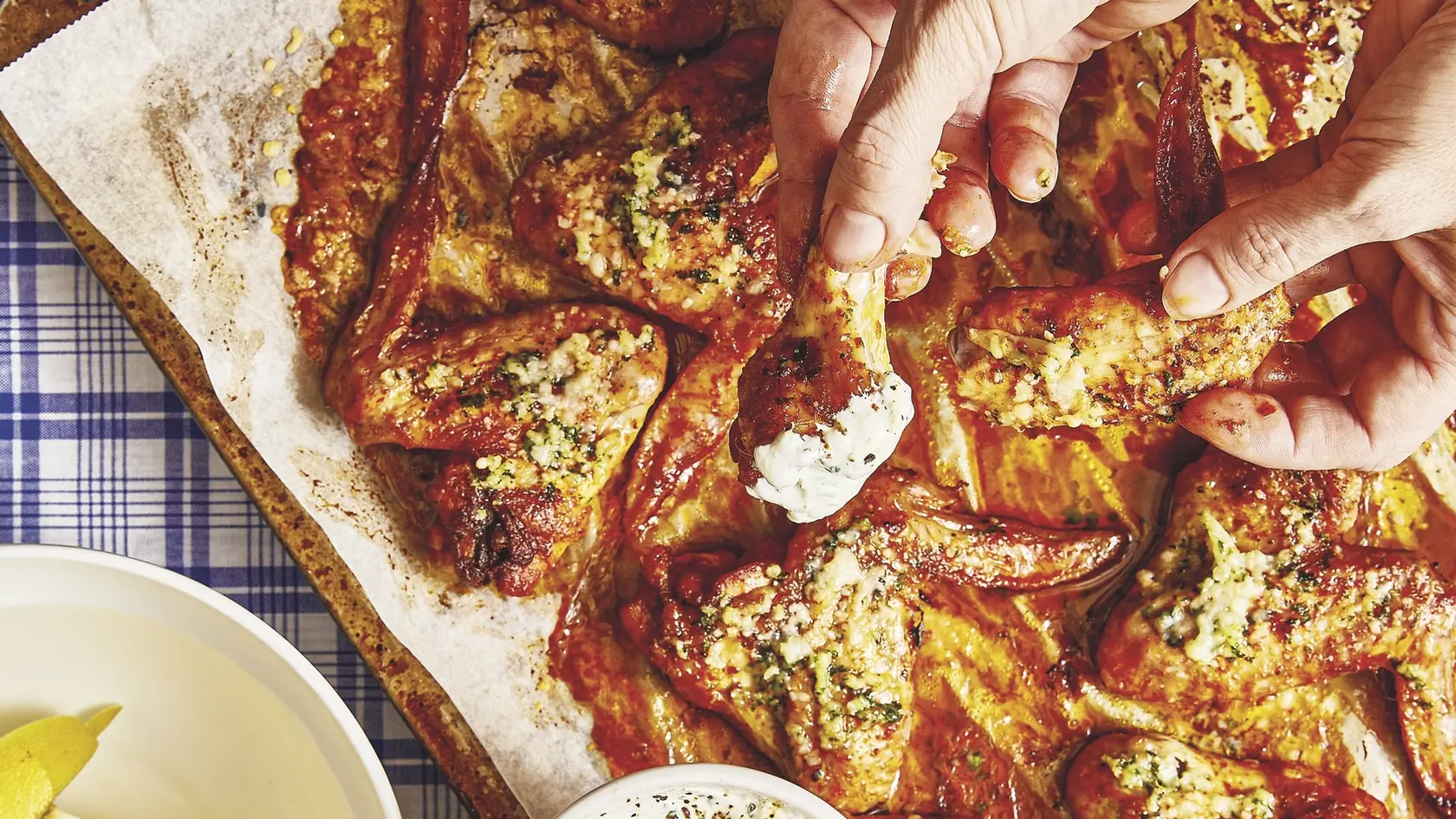 Cesnakové kúsky s parmezánom a bylinkovým dipom.
