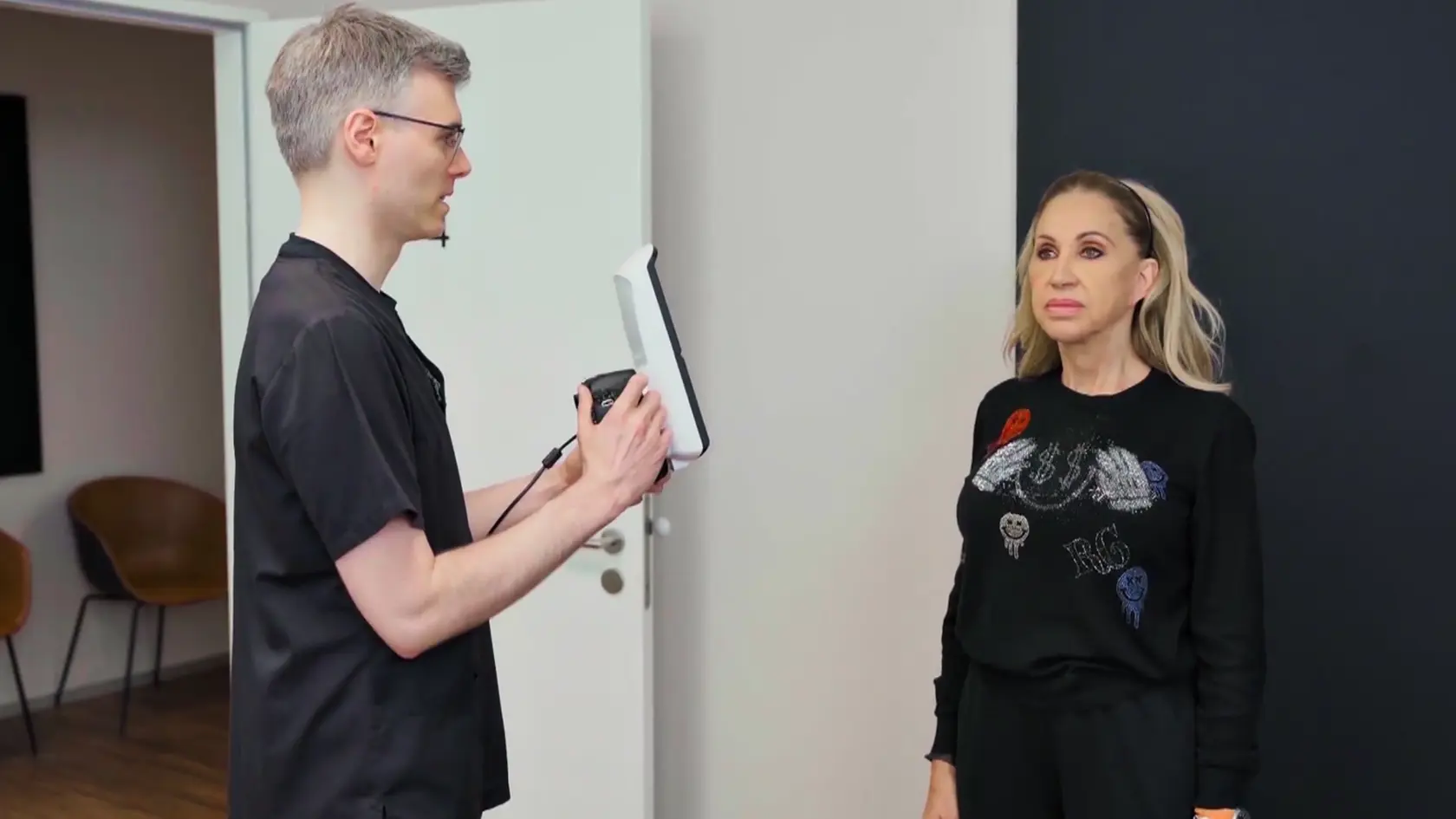 Carmen Geiss výrazne schudla a ovisla jej koža na tvári. Rozhodla sa to vyriešiť faceliftom.