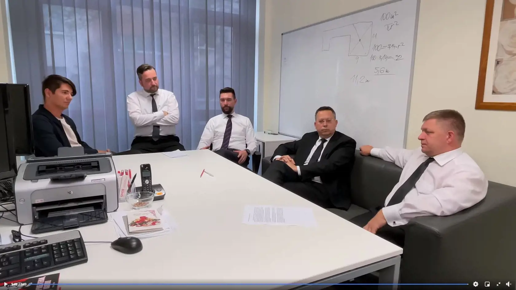 Smeráci, zľava, Erik Kaliňák, Ľuboš Blaha, Richard Takáč, Ladislav Kamenický a ich šéf Robert Fico počas neformálneho stretnutia v kancelárii. Za sebou na tabuli majú stále nakreslený pôdorys veľkorysej terasy straníckeho šéfa, ktorým deklaroval, že by tam nemohol pristáť vrtuľník.