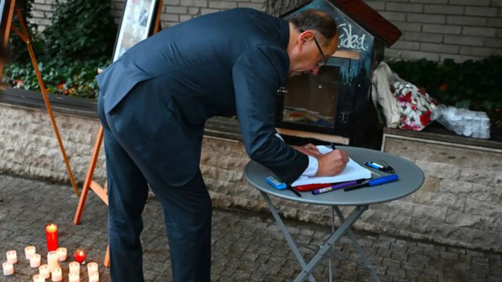 Primátor Trenčína Richard Rybníček si prišiel uctiť zapálením sviečky zavraždených Juraja a Matúša. 