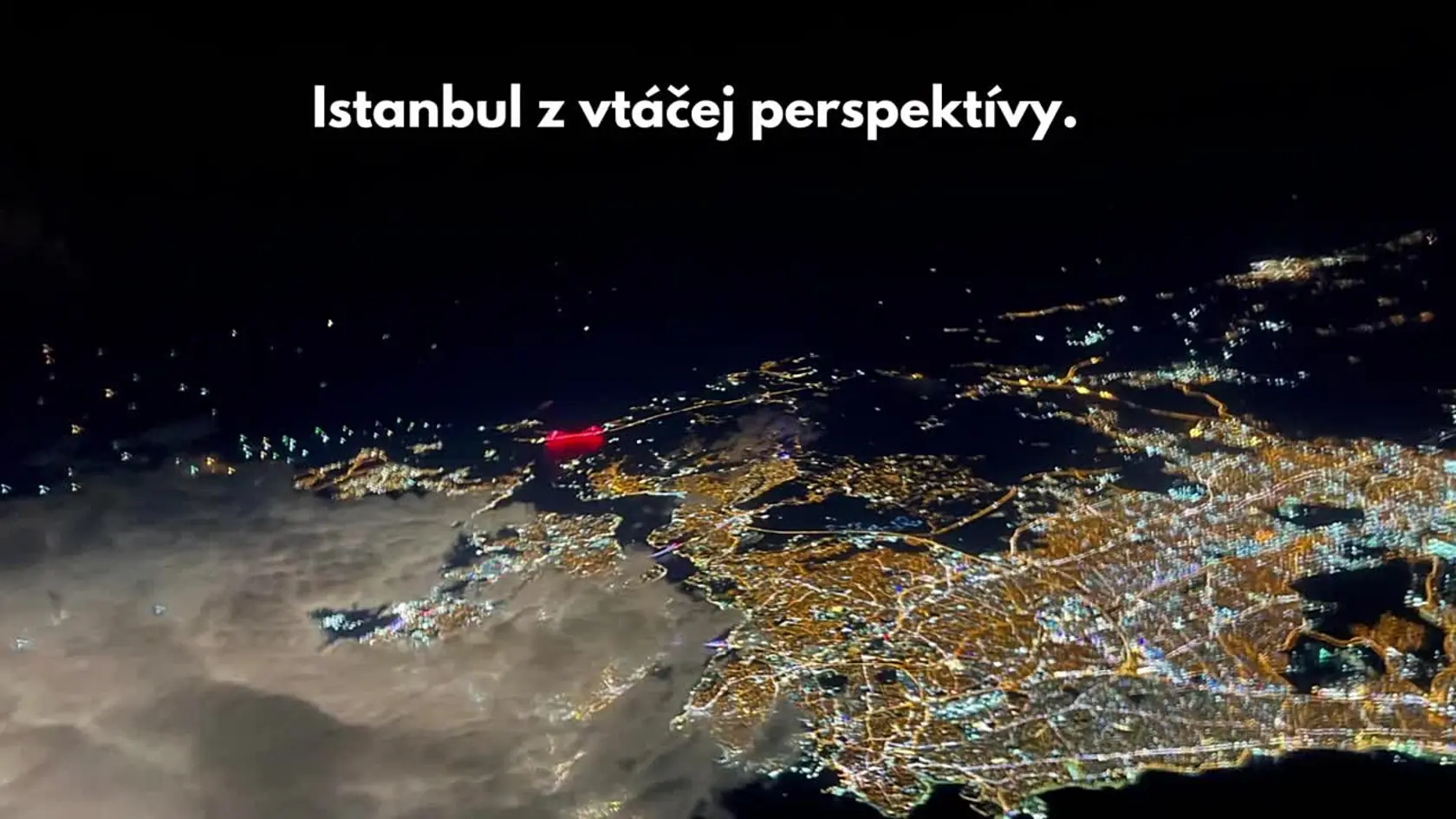 “Oveľa viac sa bojím šoférovania na cestách, než lietania,” tvrdí Ivan, pilot známej leteckej spoločnosti s dlhoročnými skúsenosťami. Momentálne pracuje ako kopilot vo firme Ryanair na báze v Katowiciach, predtým sedával v kokpite lietadiel spoločnosti Smartwings odlietajúcich z Bratislavy.