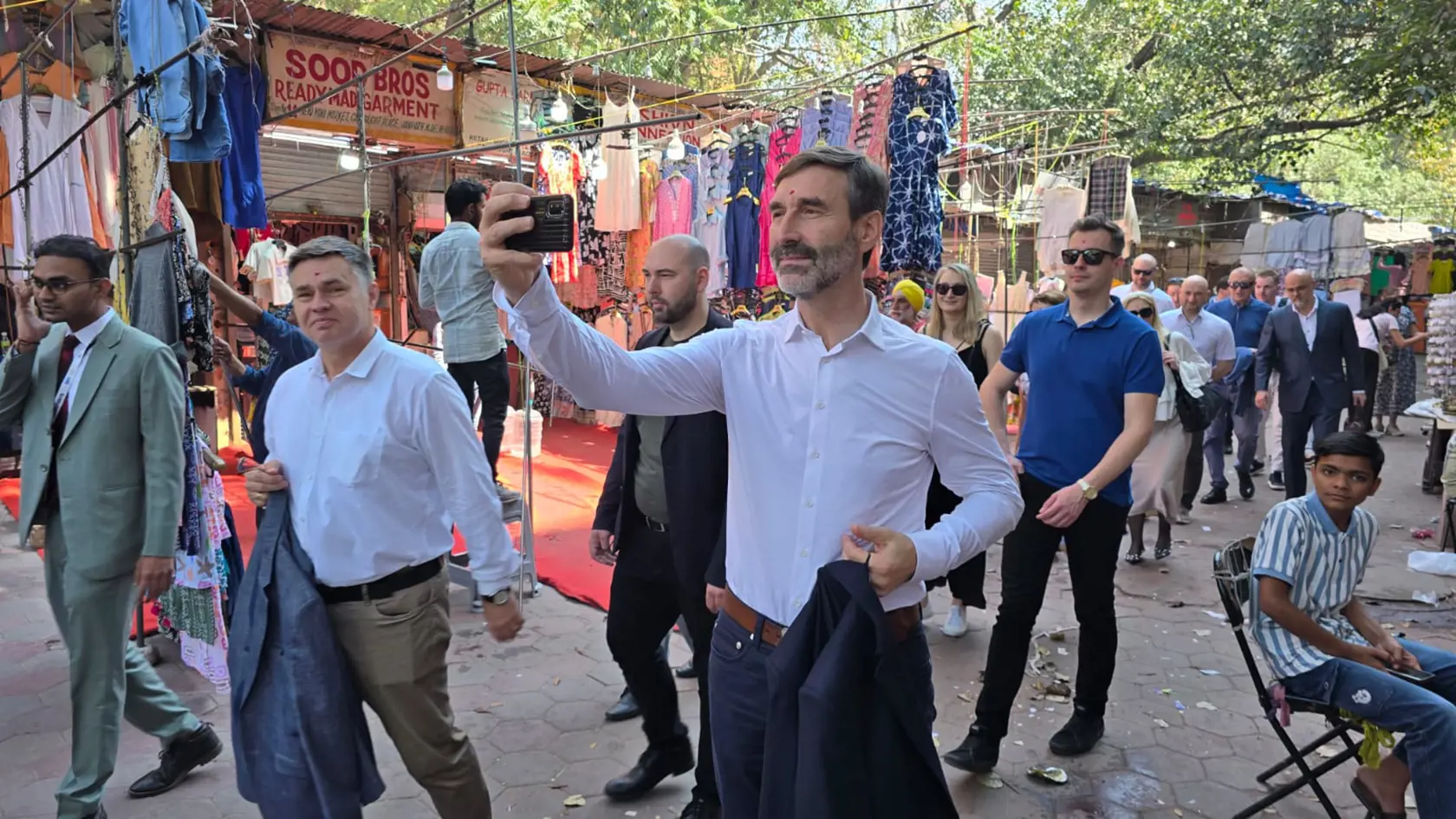 Juraj Blanár počas pracovnej návštevy Indie zavítal aj do širšieho centra mesta Naí Dillí. Navštívil miestny trh, slávnu India Gate, ako aj Central Cottage Industries Emporium, ktoré je známe pre svoje autentické a remeselné výrobky.