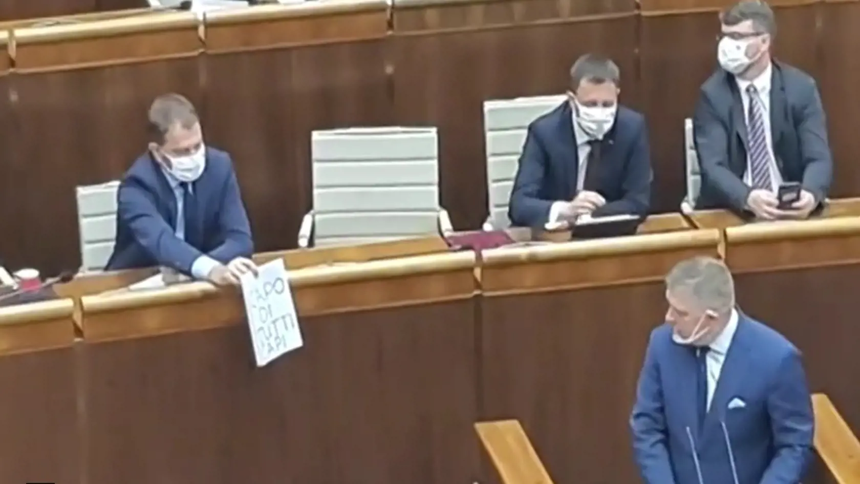 Igor Matovič a Robert Fico počas 31. schôdzi Národnej rady. Na papiere je nápis "capo di tutti capi", čo je v preklade z taliančiny "boss všetkých bossov".