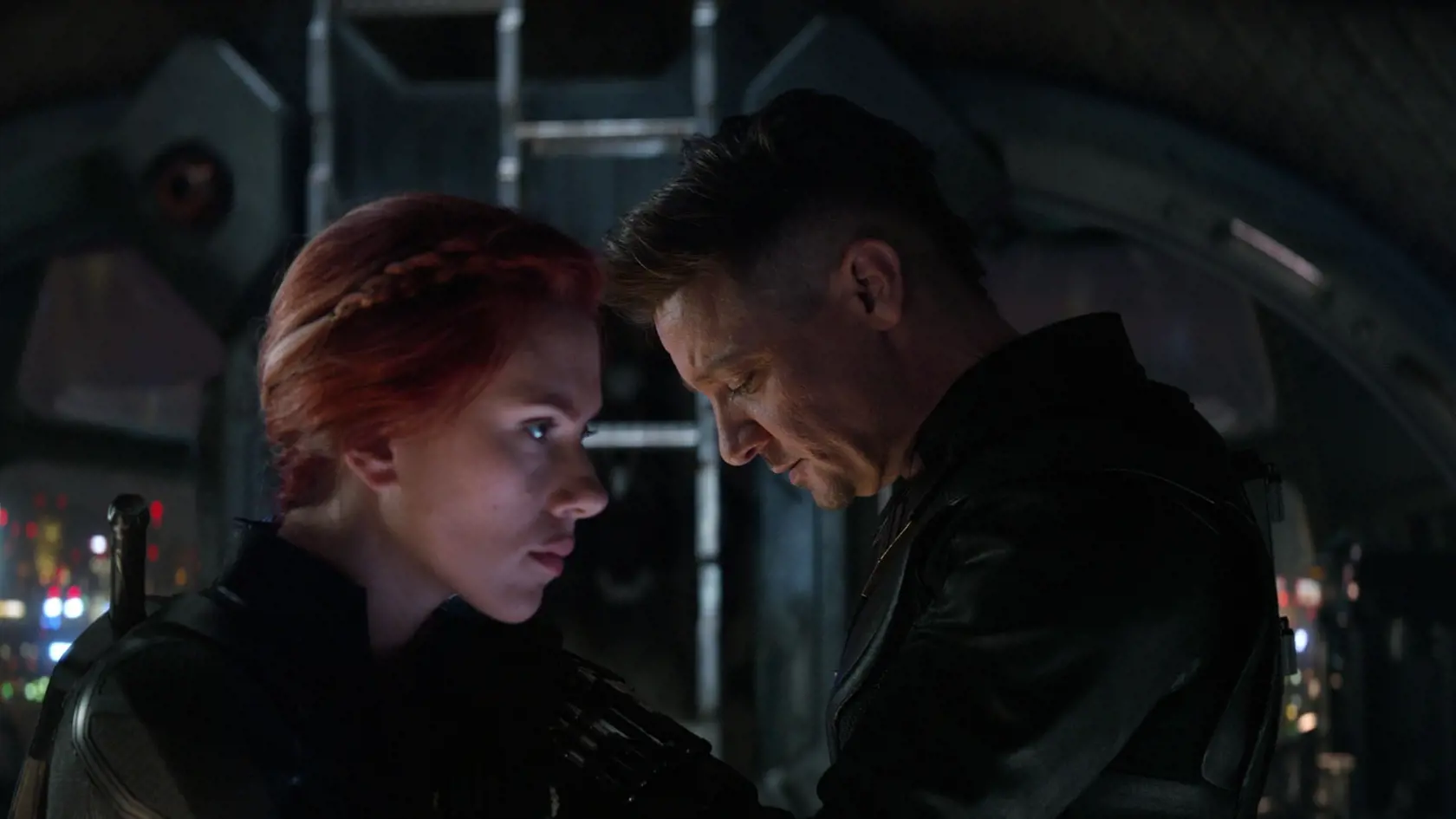Jeremy Renner a Scarlet Johansson si spolu zahrali v Avengeroch.