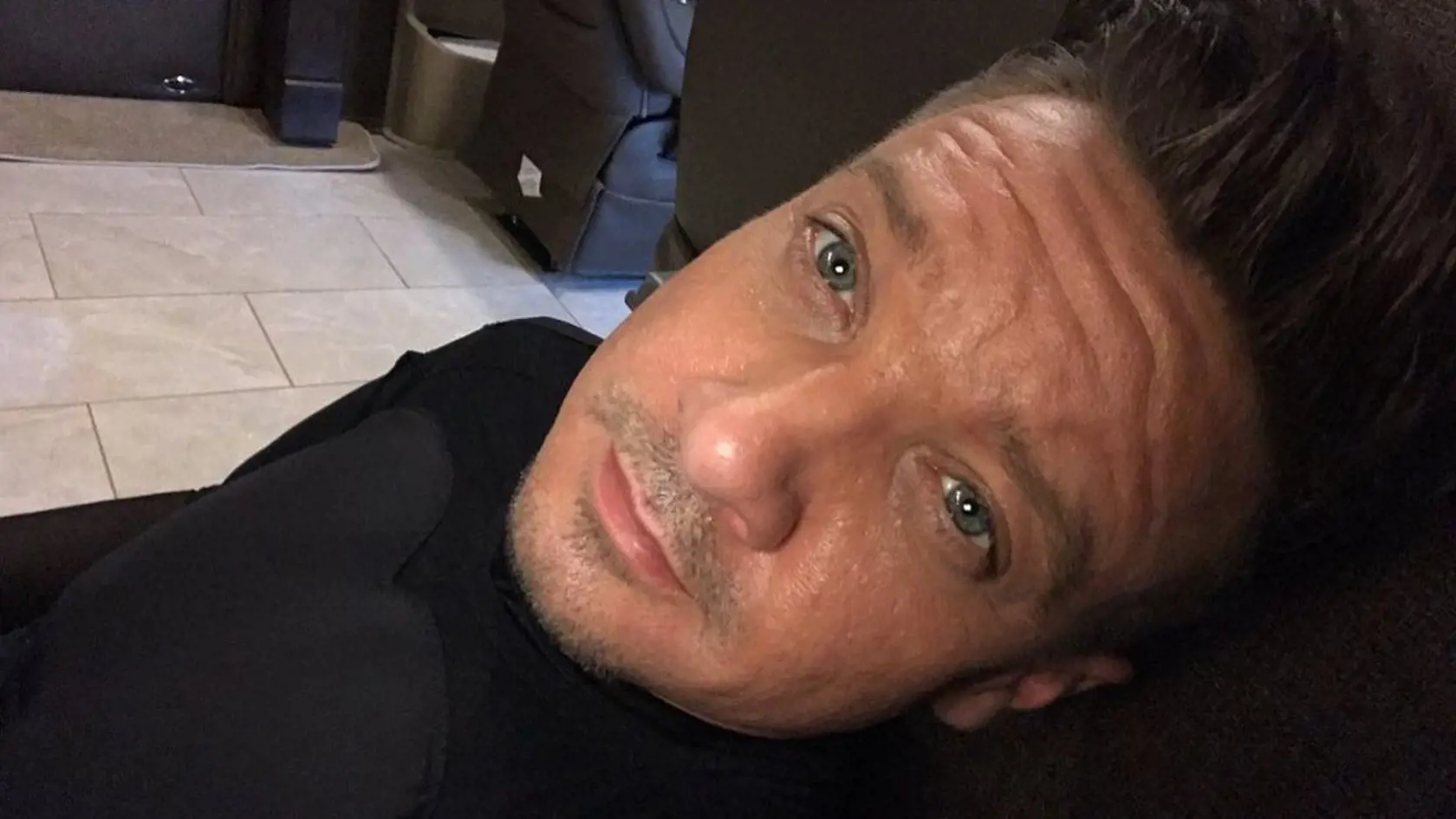 Herec Jeremy Renner počas lockdownu nakupoval cez internet staré úžitkové vozidlá a potom ich renovoval.