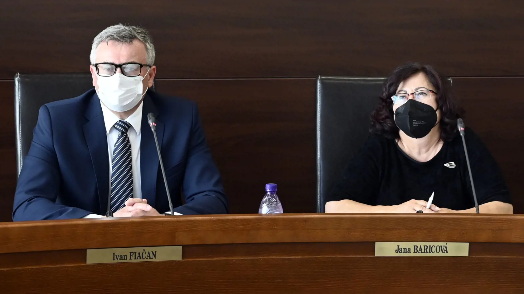 Na snímke zľava predseda Ústavného súdu Slovenskej republiky Ivan Fiačan a sudkyňa spravodajkyňa Jana Baricová na tlačovom brífingu o zákonnosti referenda o predčasných voľbách v Košiciach 7. júla 2021. FOTO TASR - Roman Hanc