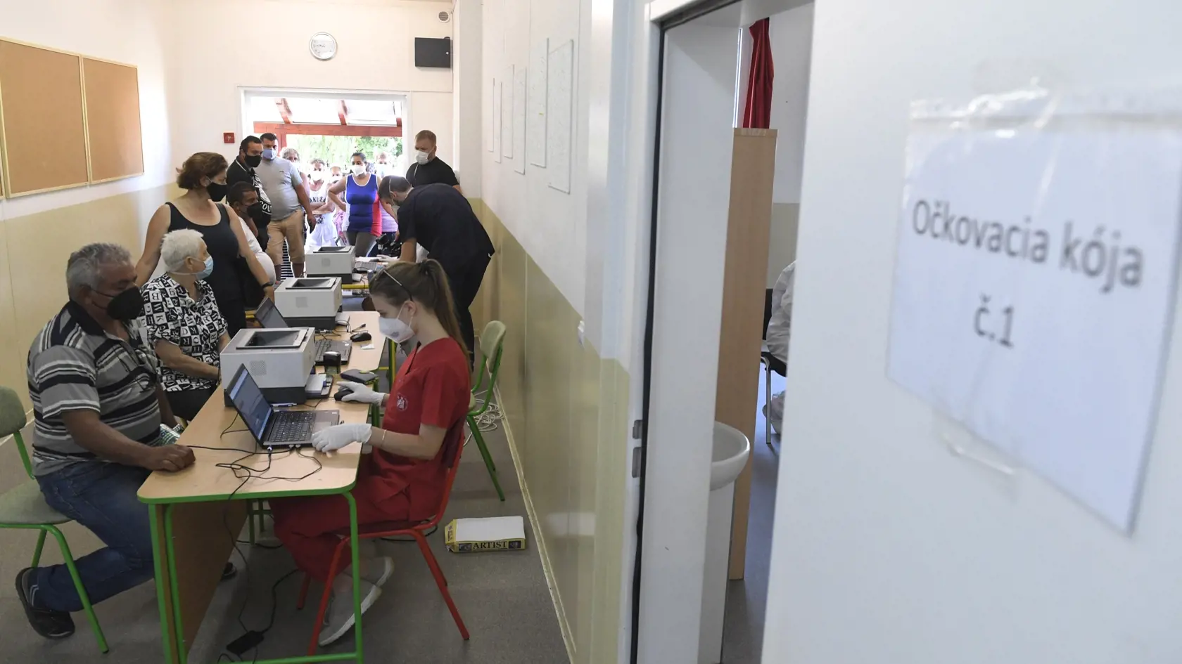 Na jeseň pri nástupe tretej vlny sa uvidí, či je potrebná ďalšia dávka očkovania. Je možné, že ju dostanú len ľudia, ktorí nebudú mať dostatok protilátok.