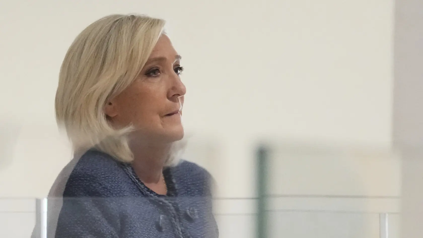Na snímke predsedníčka Národného združenia (RN) Marine Le Penová prichádza na súd, ktorý by mal vyniesť rozsudok v prípade sprenevery finančných prostriedkov Európskeho parlamentu v Paríži 31. marca 2025.