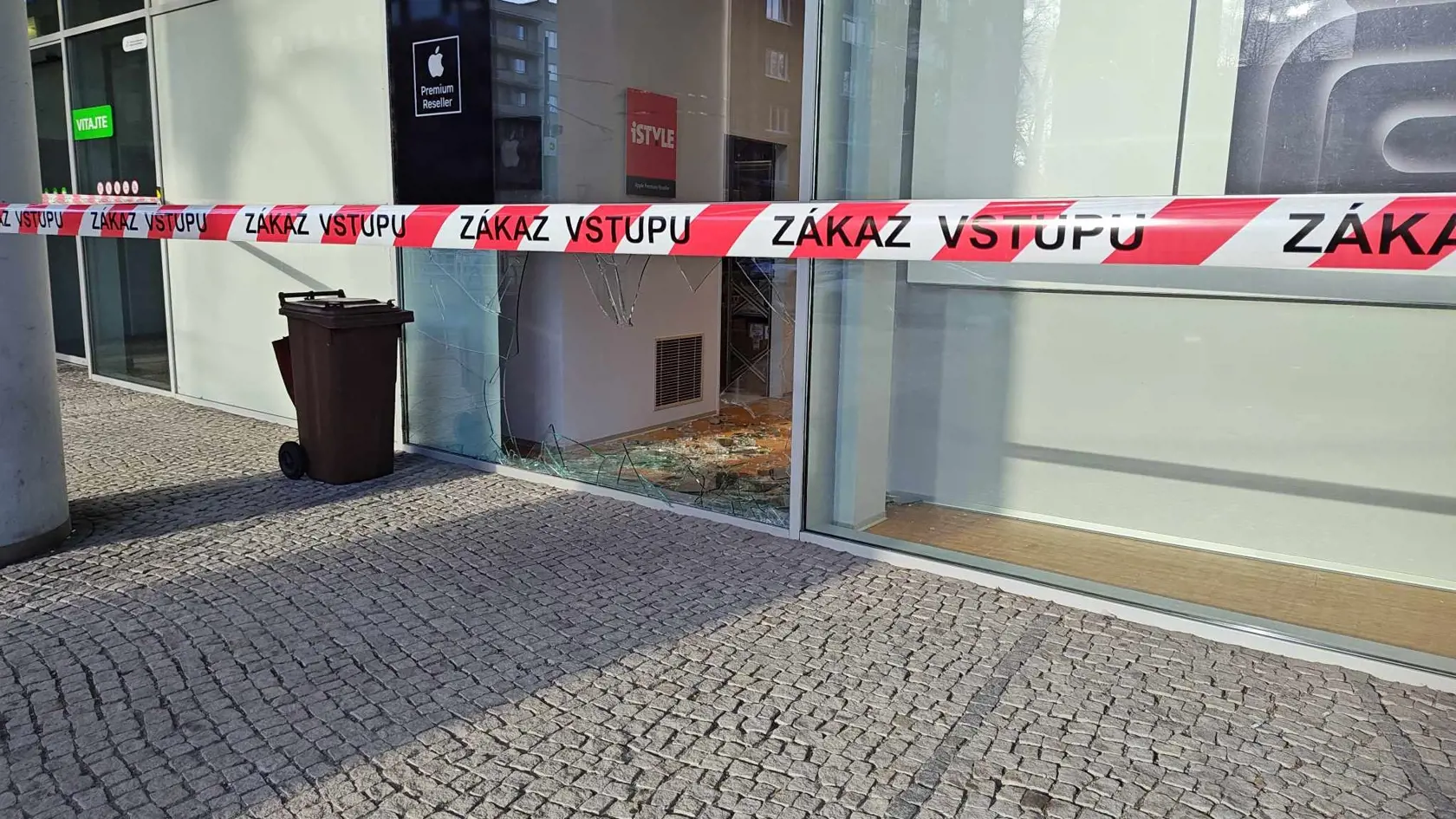 Na snímke rozbité sklo v bratislavskom nákupnom centre Central po nočnej krádeži v predajni Apple.