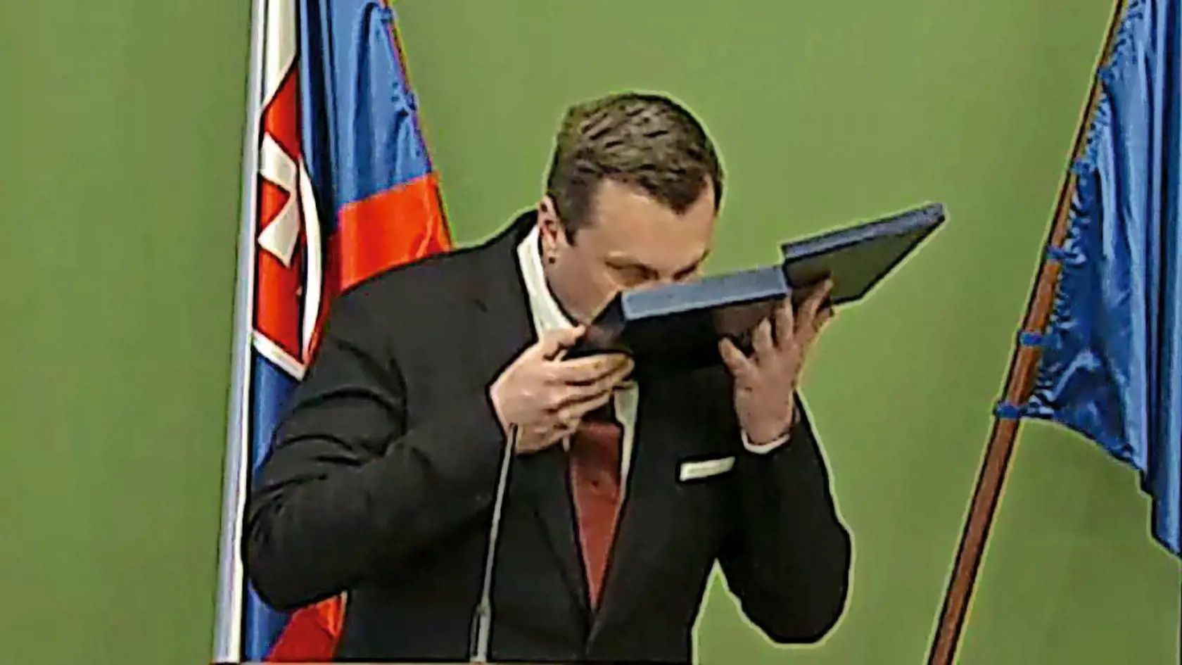 PAMÄTNÝ MOMENT Bozkávanie výložiek odštartovalo jeho pád.