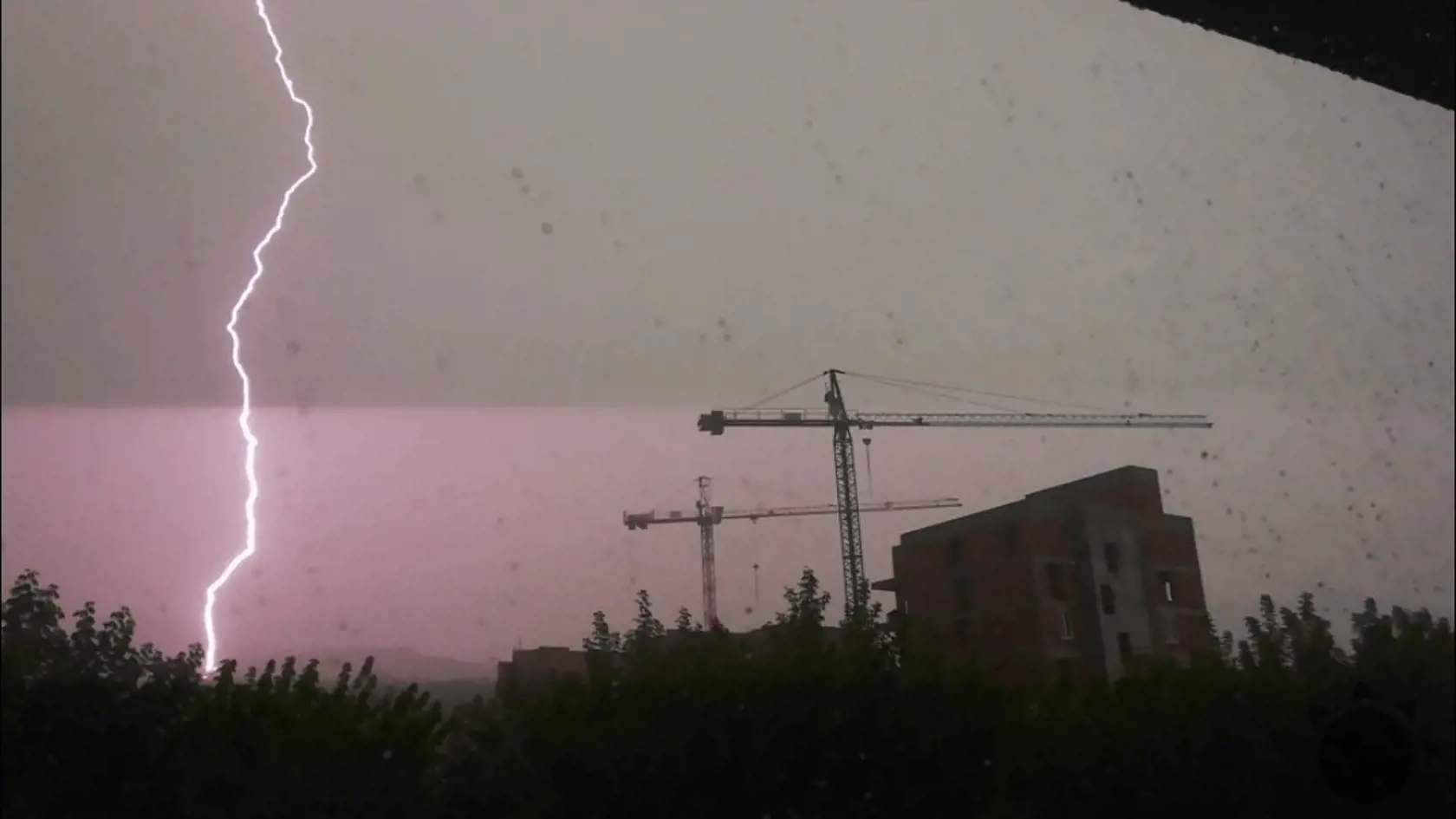 Záplavy a popadané stromy na severe Slovenska.