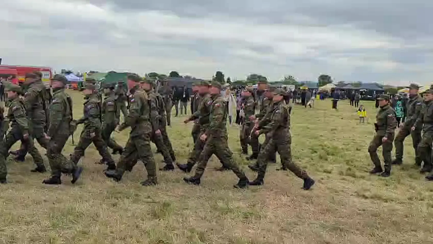 Na letisku v Piešťanoch sú prítomní aj vojaci, ktorých čaká vojenská prehliadka.