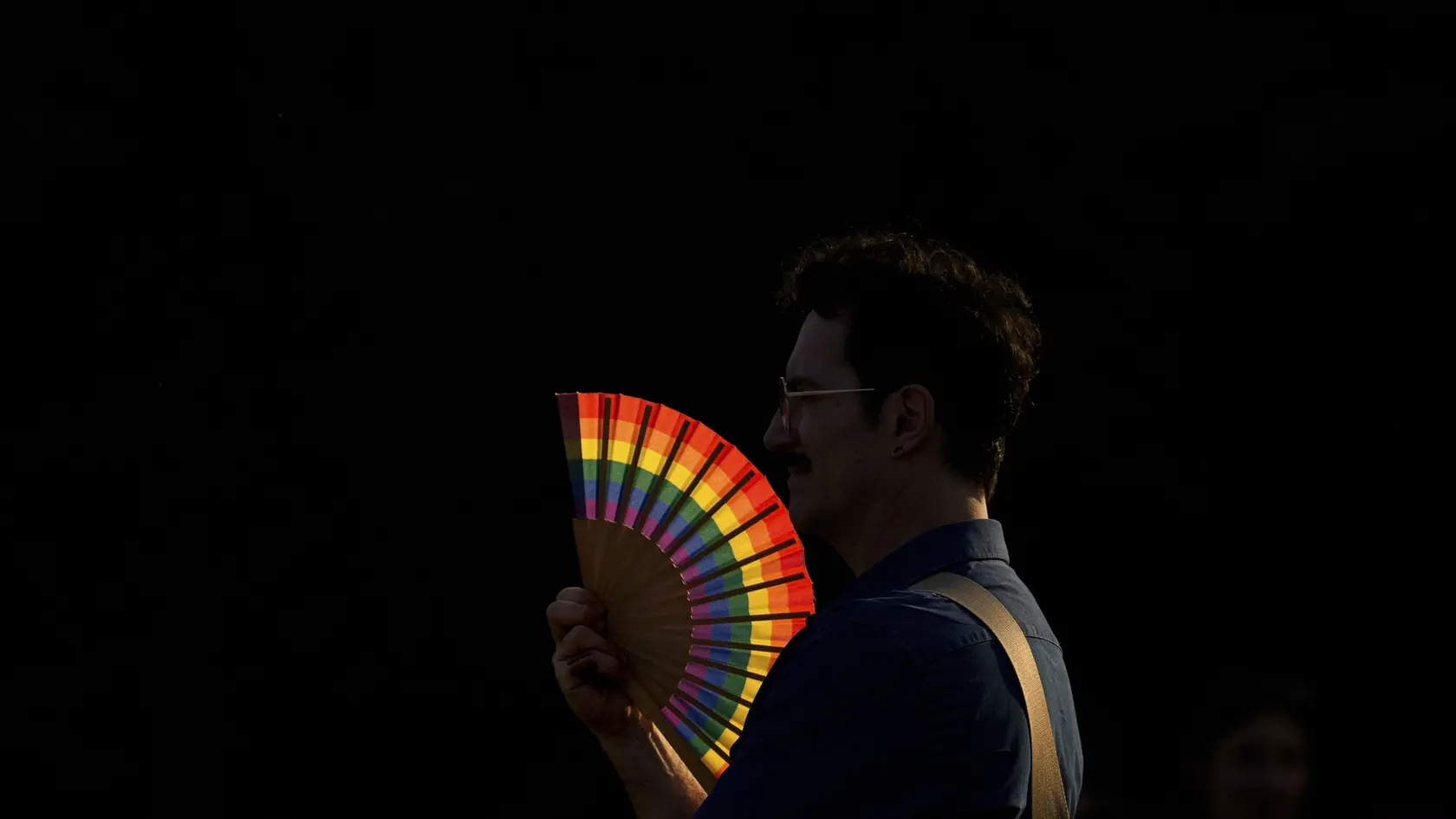 Na snímke muž drží dúhový vejár na každoročnom pochode gay pride v rumunskom meste Bukurešť 8 . júna 2025. Desaťtisíce podporovateľov LGBTQ+ komunity vyšli v sobotu do ulíc rumunského hlavného mesta Bukurešť na každoročný pochod gay pride. Ako informovala agentúra AP, účastníci pochodu všetkých vekových kategórií prechádzali ulicami Bukurešti a po centrálnej Triede víťazstva, pričom mnohí mávali dúhovými vlajkami, pískali na píšťalky a držali transparenty s nápismi: „Buďte hrdí, buďte odvážni, buďte sami sebou!“