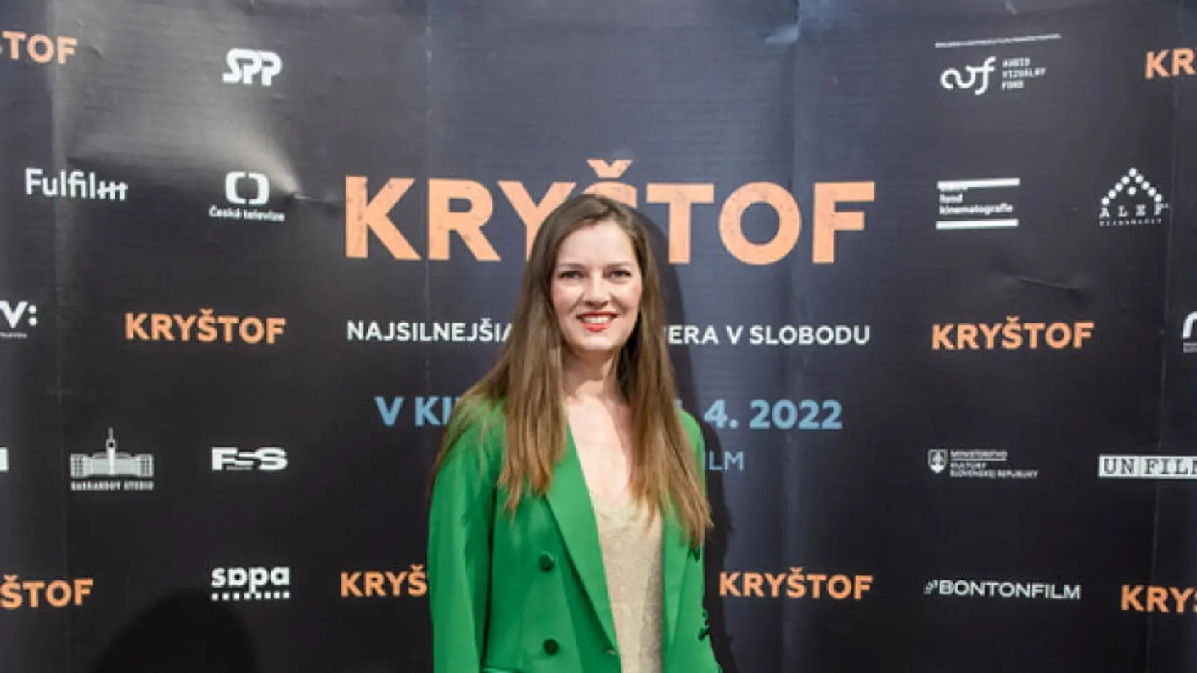 Hanka Overweter Rapantová oplýva aj 2 roky pred päťdesiatkou dievčenským šarmom. Kombinácia zelenej a červenej je možno trochu ostrá, Hanka však vyzerá naozaj výborne.