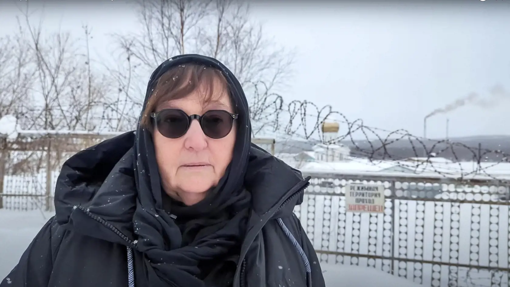 JB 19 Charp - Na snímke z videa Ľudmila Navaľná, matka zosnulého ruského opozičného lídra Alexeja Navaľného, hovorí vo videu pred areálom trestaneckej kolónie v meste Charp, v Jamalskoneneckej oblasti 20. februára 2024. Matka zosnulého ruského opozičného lídra Alexeja Navaľného podala žalobu pre "nečinnosť vyšetrovacieho výboru vo veci odovzdania Alexejovho tela". Oznámil to Ivan Ždanov, riaditeľ nadácie Fond boja proti korupcii, ktorú svojho času založil Navaľnyj. V stredu o tom informovala ame