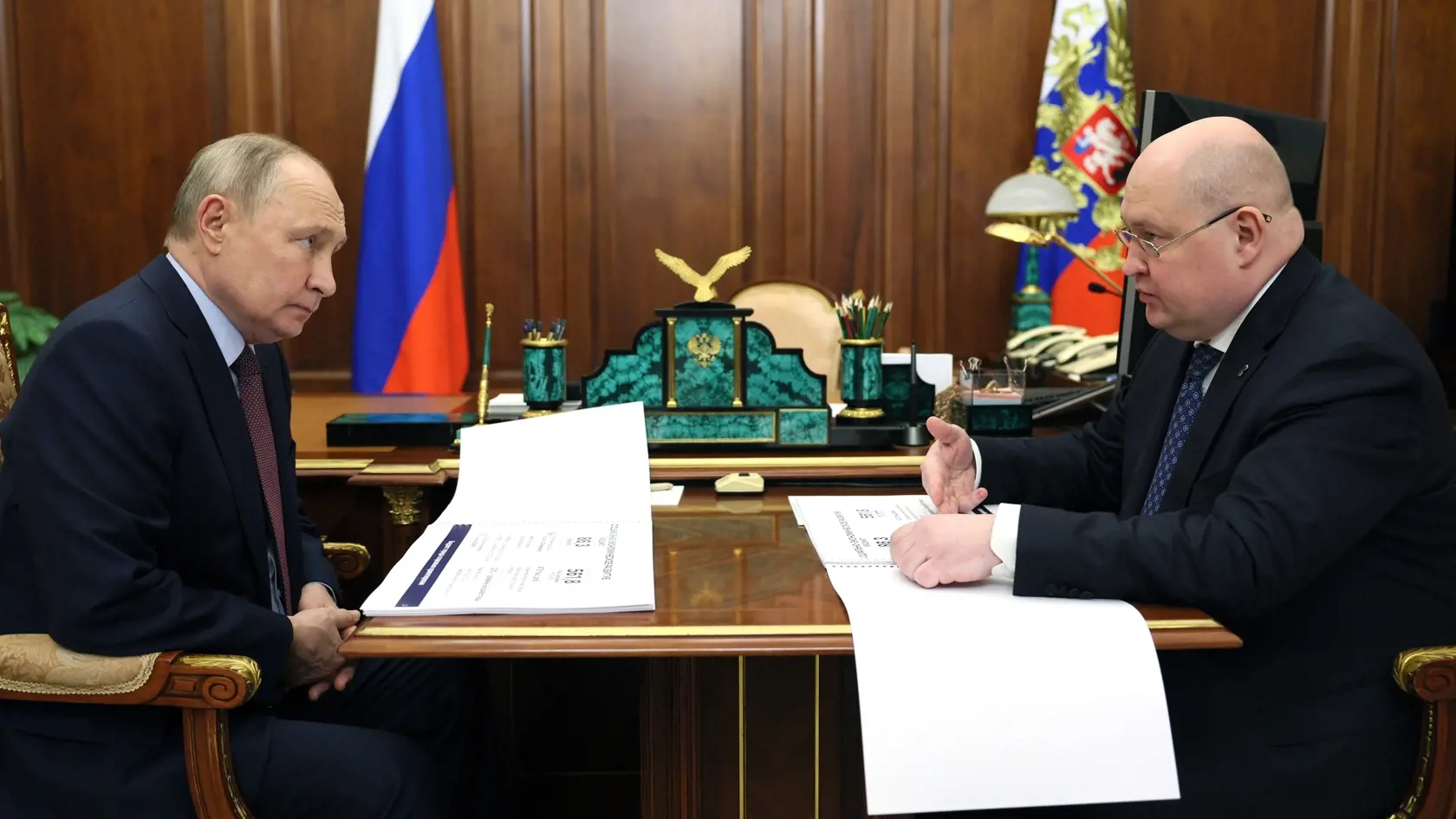 EBE 5 Moskva - Na snímke zľava ruský prezident Vladimir Putin a sevastopolský gubernátor Michail Razvožajev počas stretnutia v Kremli v Moskve 19. februára 2024. FOTO TASR/AP

Russian President Vladimir Putin, left, listens to Sevastopol Governor Mikhail Razvozhayev during their meeting at the Kremlin in Moscow, Monday, Feb. 19, 2024. (Alexander Kazakov, Sputnik, Kremlin Pool Photo via AP)