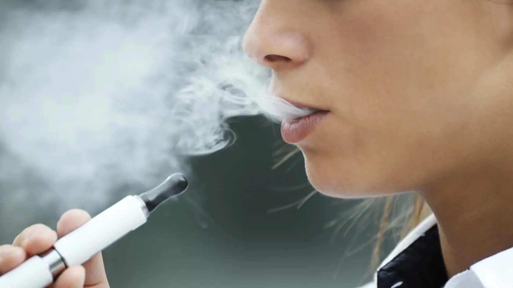 Aj elektronické cigarety obsahujú niktoín a pre mladistvých sú nebezpečné, keďže vytvárajú návyk na fajčenie.
