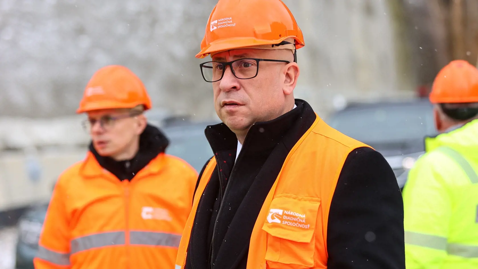 Na snímke minister dopravy SR Jozef Ráž ml. (nominant Smer-SD) počas brífingu na stavbe D1 Hubová - Ivachnová vo štvrtok 21. novembra 2024 pri obci Hubová v okrese Ružomberok. Jedna z dvoch tunelových rúr tunela Čebrať na stavbe diaľničného úseku D1 Hubová - Ivachnová už má dokončenú betonáž vozovky. Liptovská stavba diaľnice D1 bude mať dĺžku 14,92 kilometra. Súčasťou stavby je aj tunel Čebrať s dĺžkou 3,6 kilometra. FOTO TASR - Daniel Stehlík