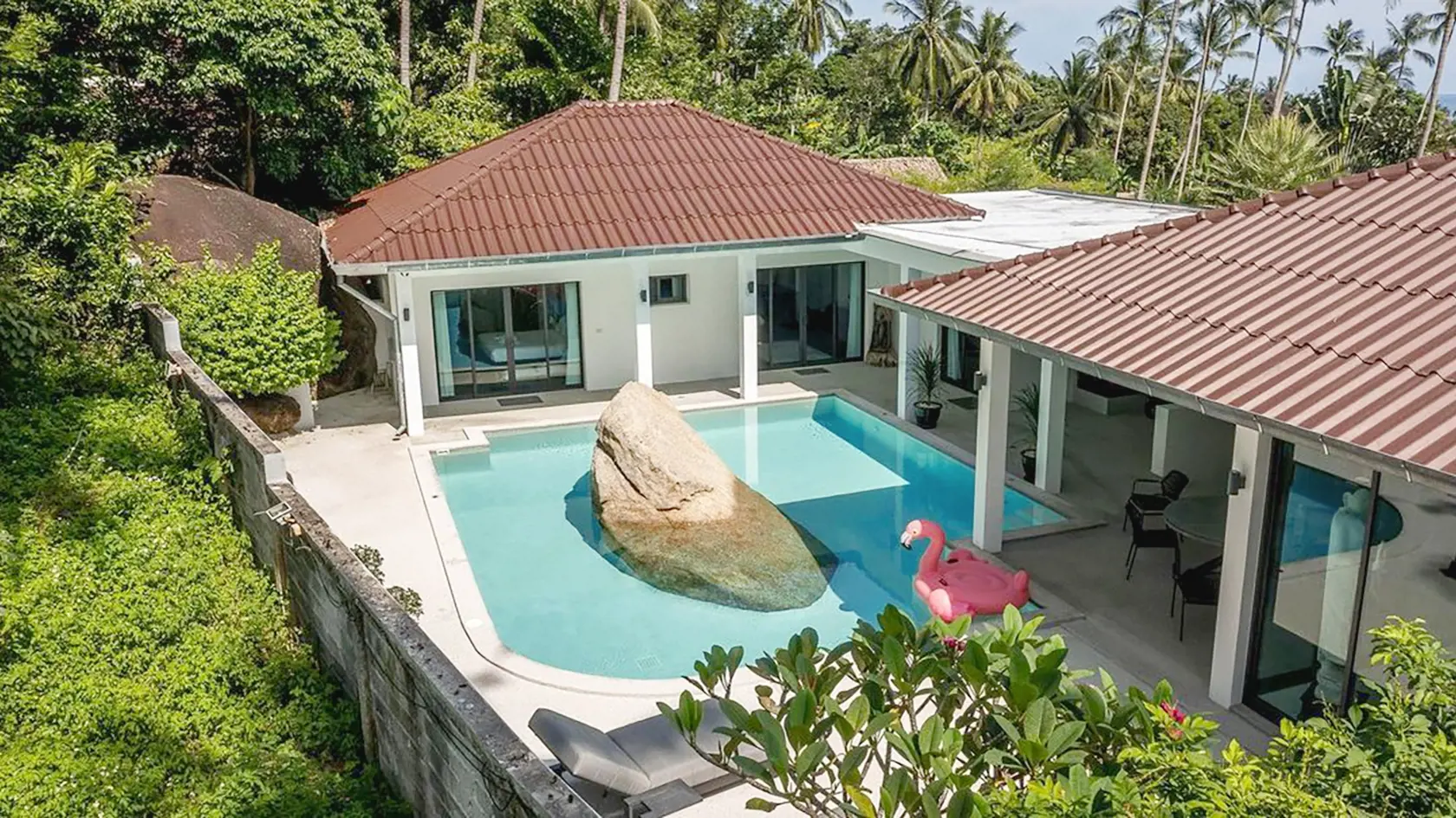 VILA S BAZÉNOM
Na Koh Samui žije Lucid vo vlastnom dome, ktorý predtým N prenajímala. S rodinou tam plánujú zotrvať až do mája.