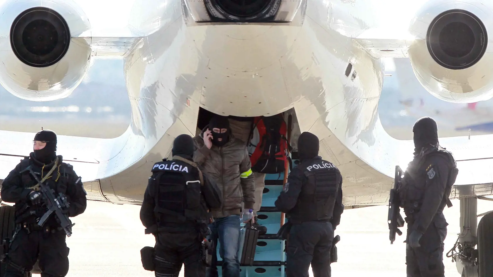 7.2.2013 - BRATISLAVA - Dnes lietadlo letky ministerstva vnútra pristálo na letisku M.R.Štefánika v Bratislave s obvineným Viliamom Mišenkmo