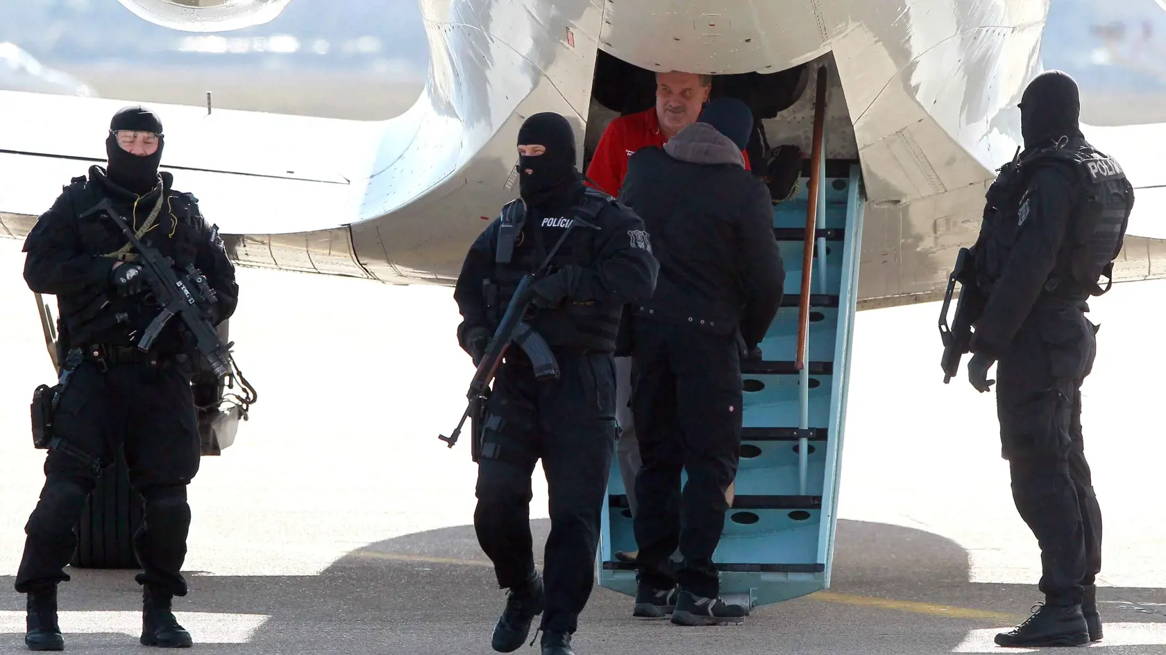 7.2.2013 - BRATISLAVA - Dnes lietadlo letky ministerstva vnútra pristálo na letisku M.R.Štefánika v Bratislave s obvineným Viliamom Mišenkmo