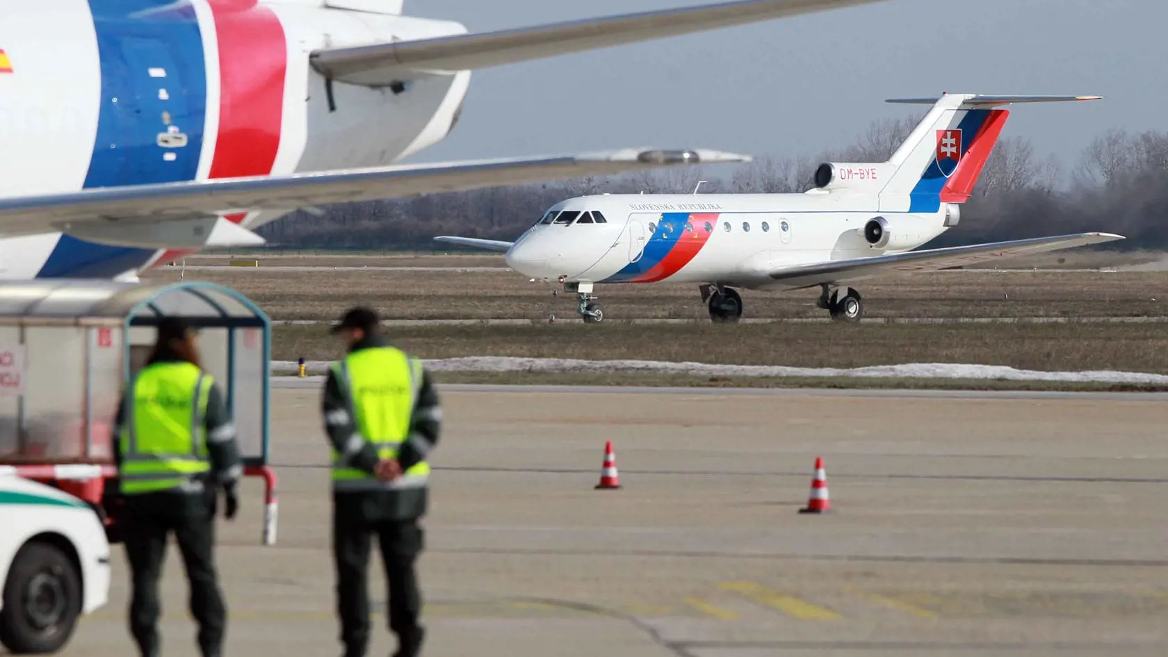 7.2.2013 - BRATISLAVA - Dnes lietadlo letky ministerstva vnútra pristálo na letisku M.R.Štefánika v Bratislave s obvineným Viliamom Mišenkmo