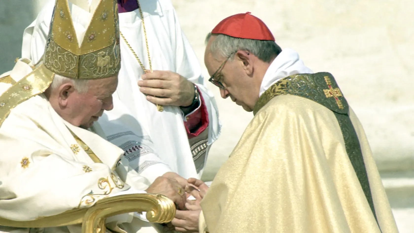 Pápež Ján Pavol II. s pápežom Františkom na fotke z roku 2001