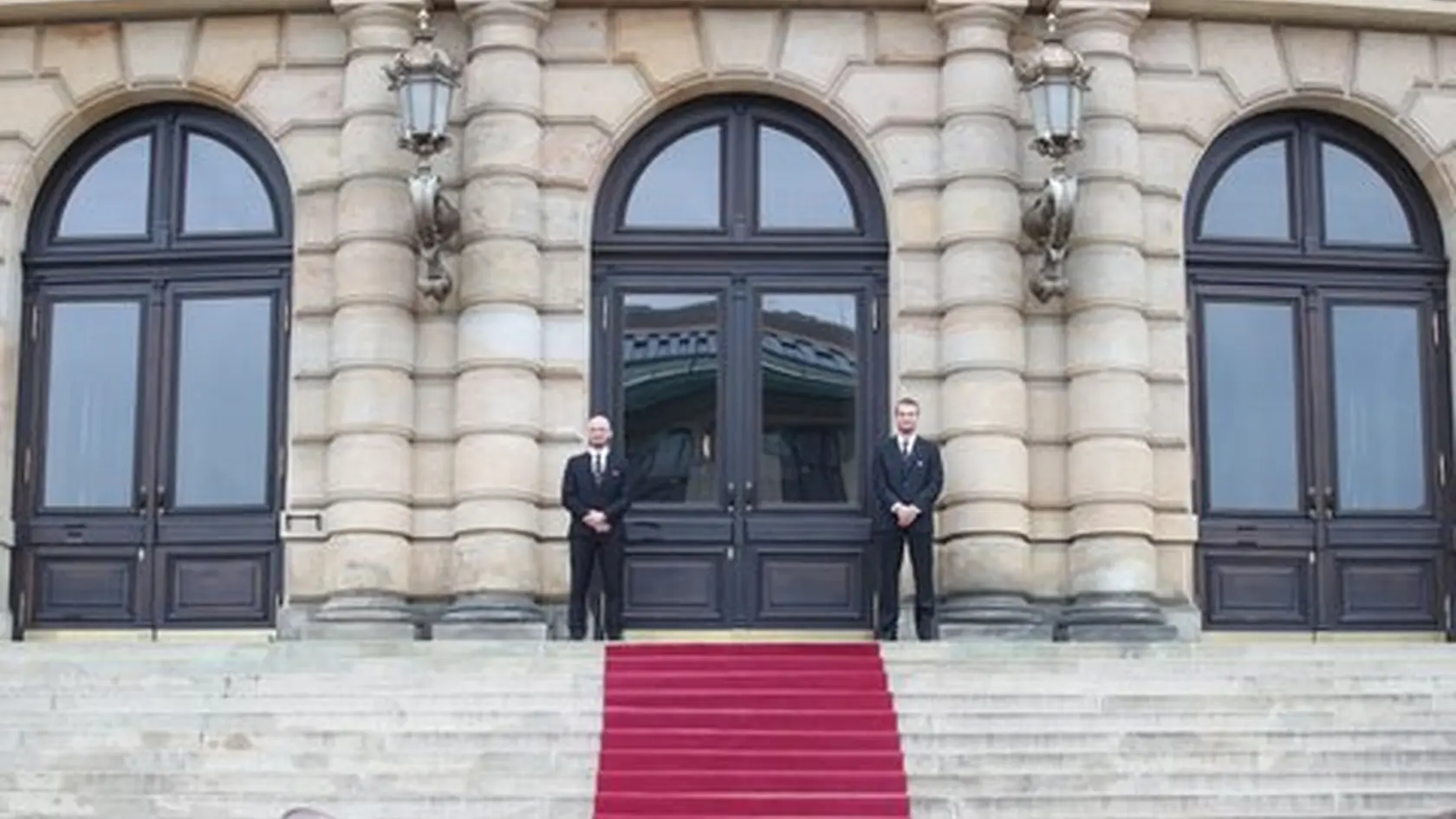 Od skorého rána sa Rudolfinum pripravuje na rozlúčku s Jiřím Bartoškom.