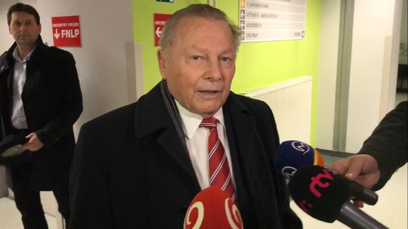 Rudolf Schuster pri odchode z VÚSCH po náročnej operácii.
