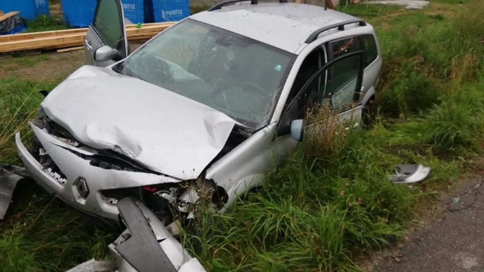Mladý neskúsený vodič mal ísť rýchlosťou až 130 kilometrov za hodinu. Autonehodu neprežili ďalší traja tínedžeri.