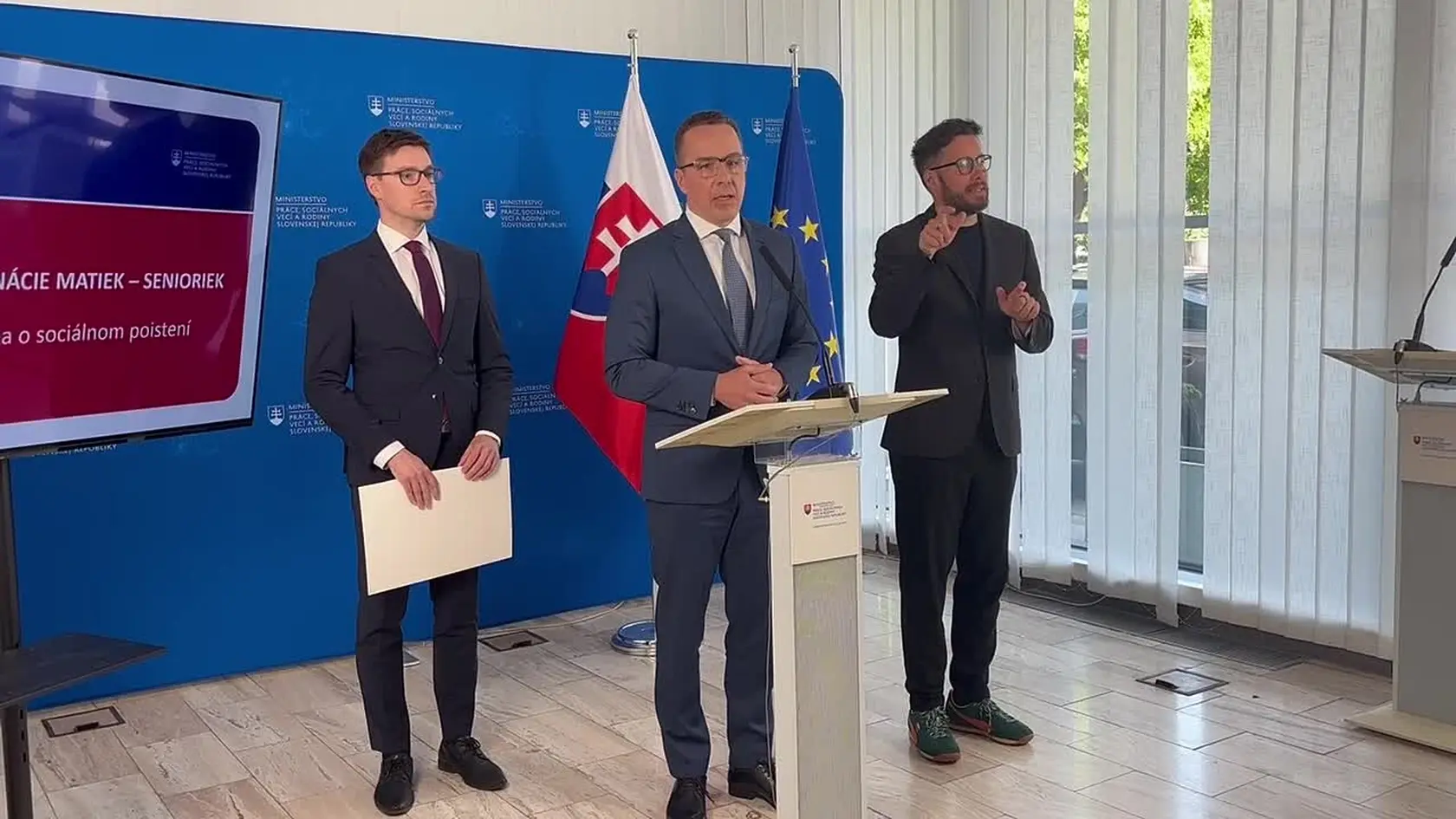 Minister práce Erik Tomáš predstavil novinku: Končí sa diskriminácia rodičov, ktorí sa starali o svoje deti a majú preto nižší dôchodok.