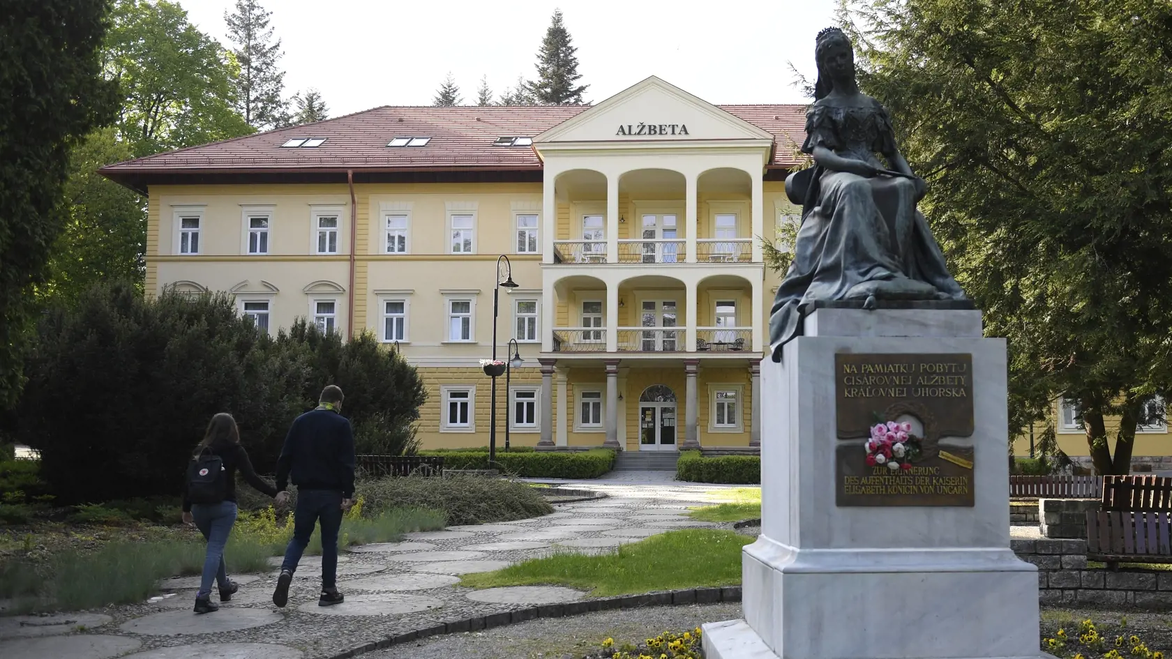 Bardejovské kúpele sú opäť otvorené. Spoločnosť Bardejovské kúpele  a.s.  prijíma nových klientov zdravotných poisťovní na základe schváleného návrhu na kúpeľnú liečbu. Samoplatcov neprijíma na pobyt na základe opatrenia vlády SR. Hlavným bohatstvom kúpeľov sú prírodné minerálne vody. Desať prameňov vyviera na pomerne malej ploche vo vnútornom kúpeľnom území. Na snímke historický hotel Alžbeta v Bardejovských kúpeľoch. Bardejovské kúpele, 19. mája 2020. FOTO TASR – František Iván