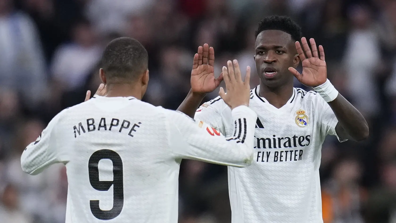 Hráč Realu Madrid Vinicius Junior, (vpravo) sa teší z gólu s Kylianom Mbappem.