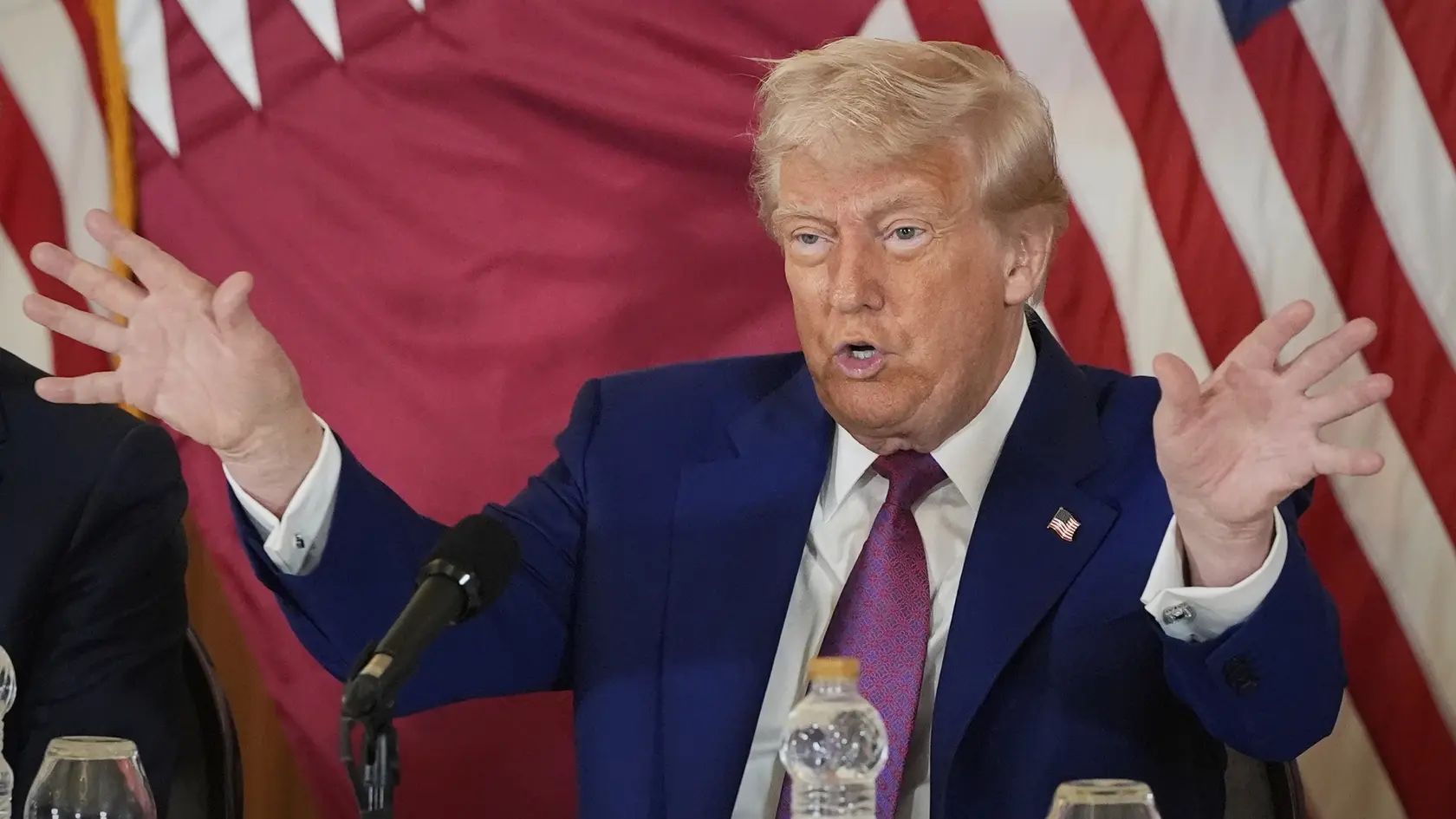 Americký prezident Donald Trump gestikuluje počas okrúhleho stola podnikateľov v katarskej Dauhe 15. mája 2025.