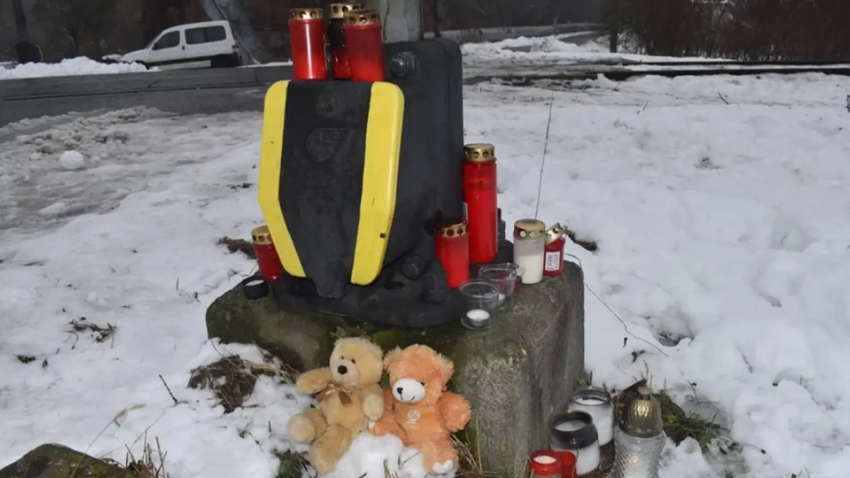 Ľudia plačú nad sobotnou tragédiou na železničnom prejazde v Ostrave-Třeboviciach a nosia k miestu tragédie kvety, sviečky aj plyšáky.