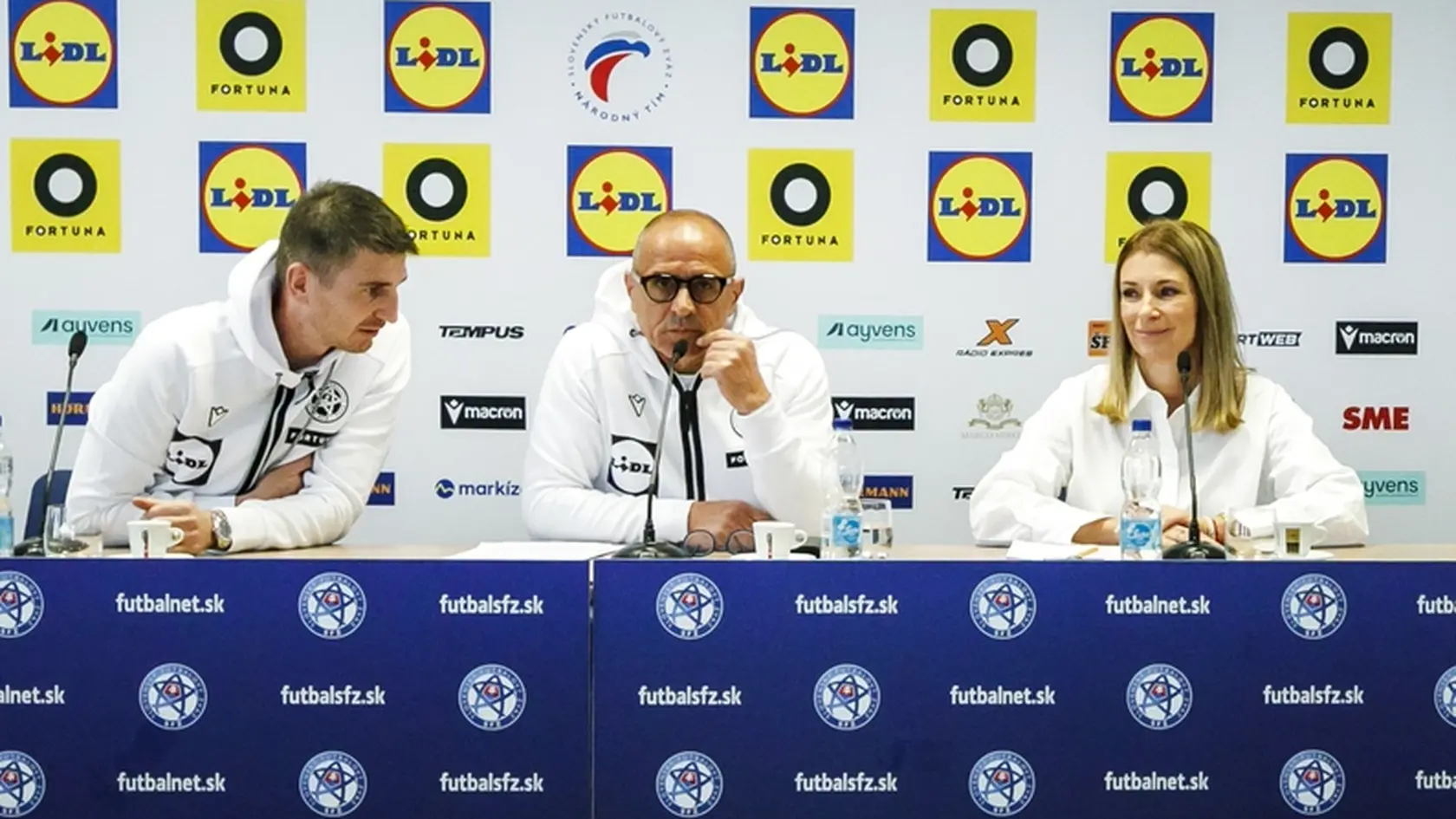 Na snímke zľava tlmočník Pavol Farkaš, tréner slovenskej futbalovej reprezentácie Francesco Calzona a mediálna manažérka Slovenského futbalového zväzu (SFZ) Monika Jurigová.
