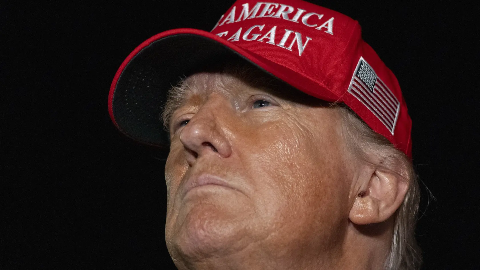 Americký prezident Donald Trump odpovedá na otázky novinárov pred nástupom do lietadla Air Force One na Andrewsovej vojenskej základni v piatok 4. júla 2025.