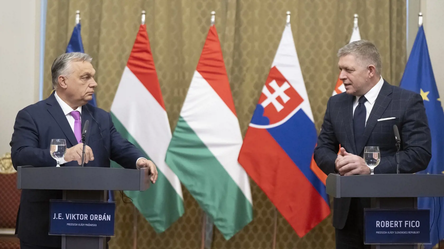 Na snímke zľava maďarský premiér Viktor Orbán a premiér SR Robert Fico (Smer-SD) počas tlačovej konferencie v Bratislave v utorok 21. januára 2025. FOTO TASR - Martin Baumann