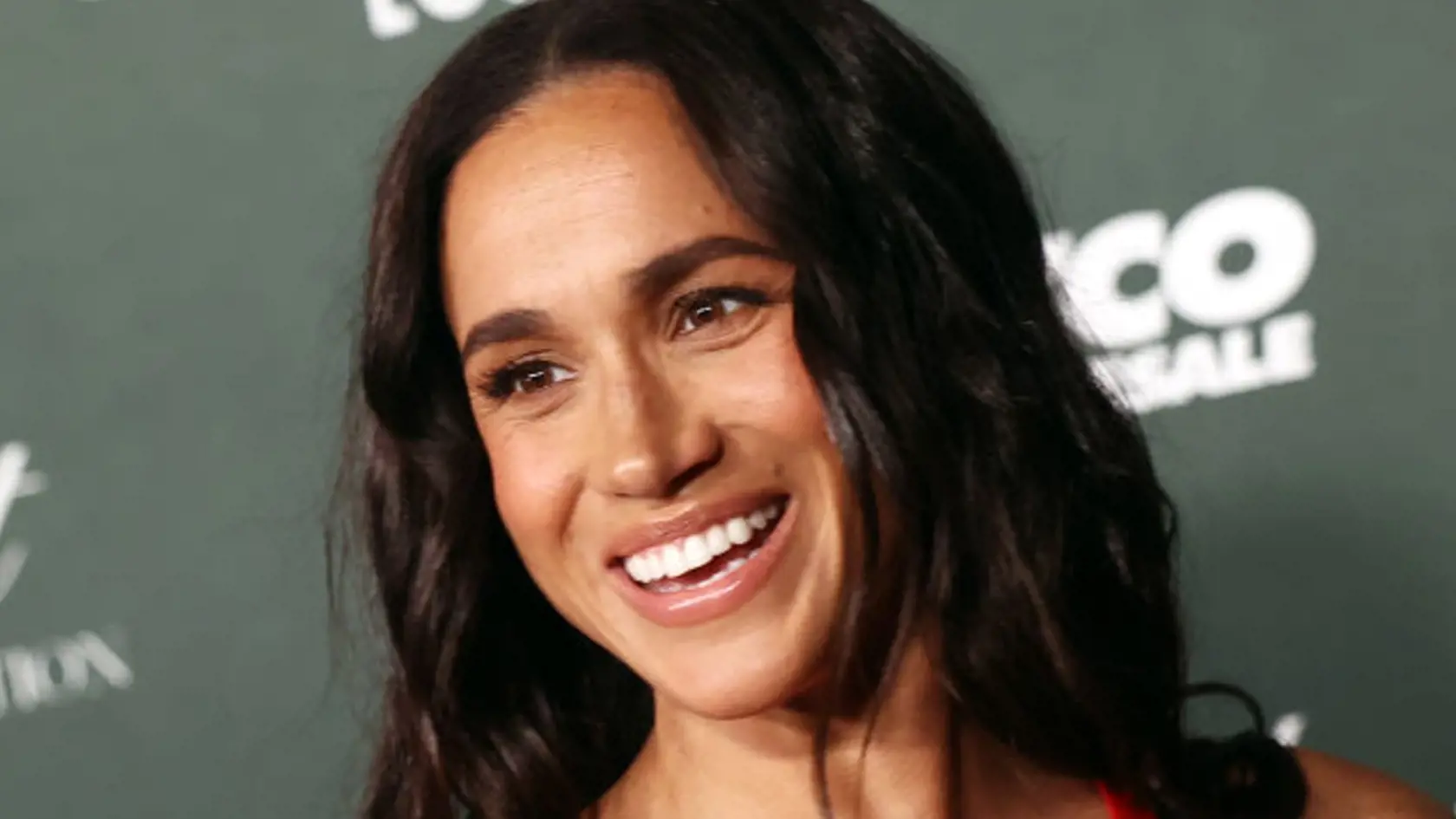 Meghan Markle počas galavečera pre detskú nemocnicu v Los Angeles nevyzerala, že by bez Harryho nejako trpela. Naopak, veľmi si svetlá reflektorov užívala. Žiarlila v červených šatách s mega dekoltom.