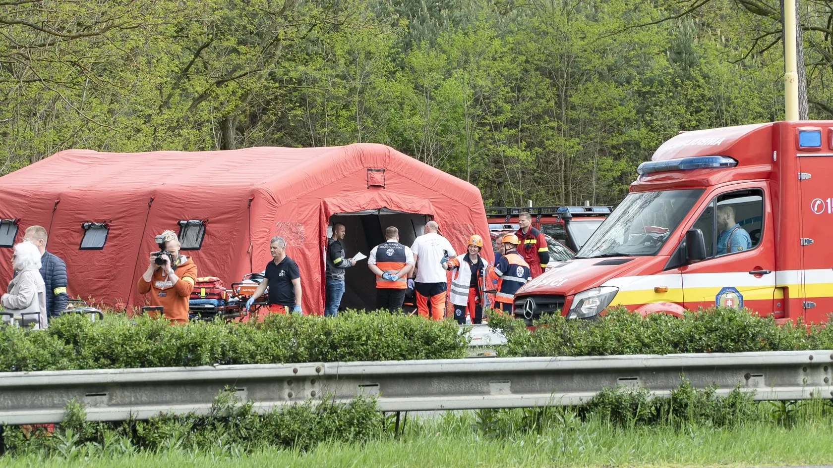Dopravná nehoda, ktorá sa v pondelok predpoludním stala na diaľnici D2 v smere do Kútov, si vyžiadala jednu obeť, 59 osôb utrpelo zranenia rôzneho rozsahu.