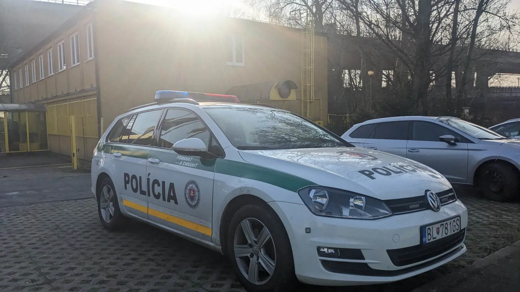 Zásah polície: NAKA vykonáva úkony aj v sídle spoločnosti Jurki.
