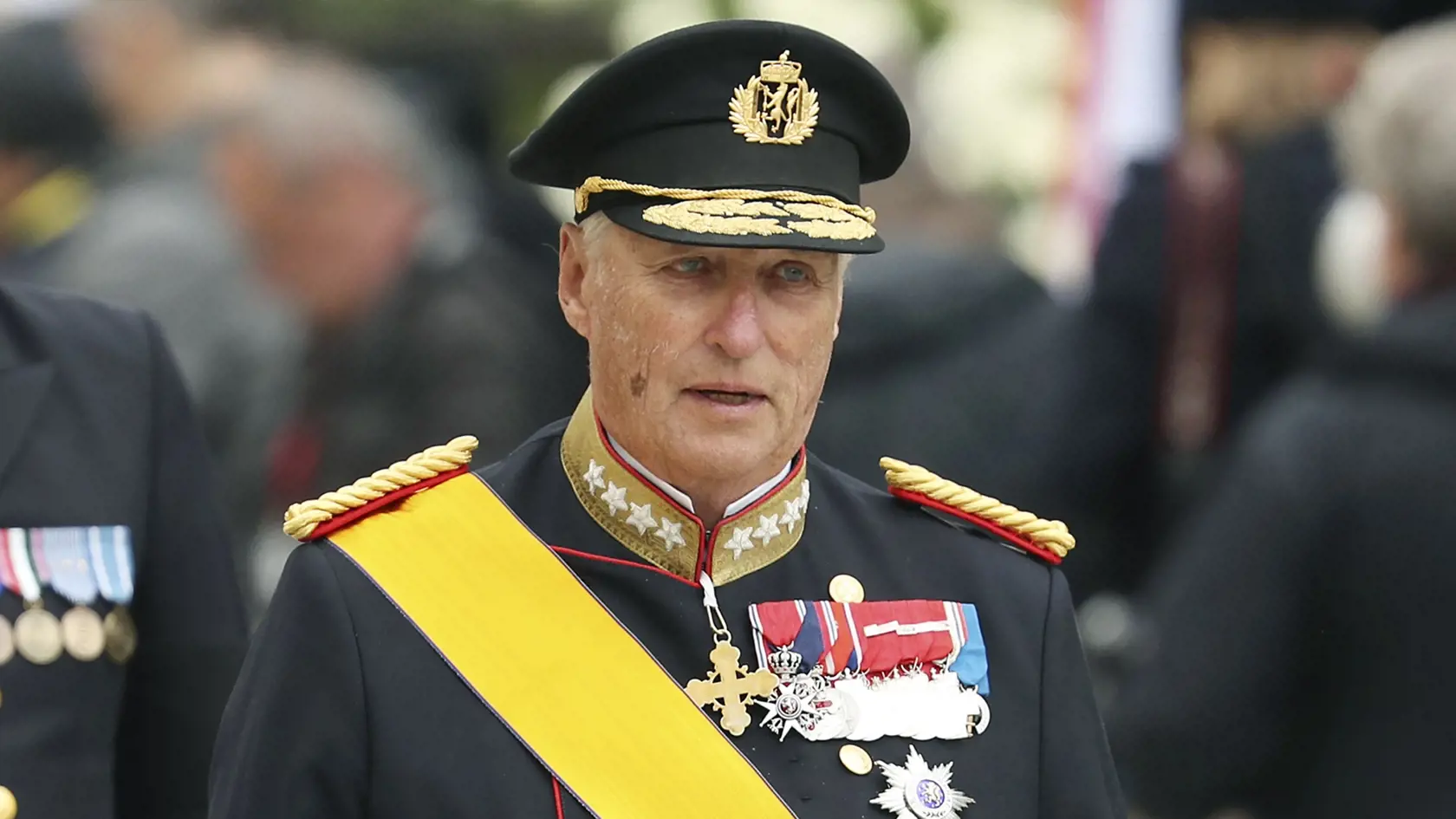 Nórsky kráľ absolvoval v minulosti viacero operácií vrátane úspešnej výmeny srdcovej chlopne v roku 2020. V posledných rokoch pri chôdzi často používa barly.